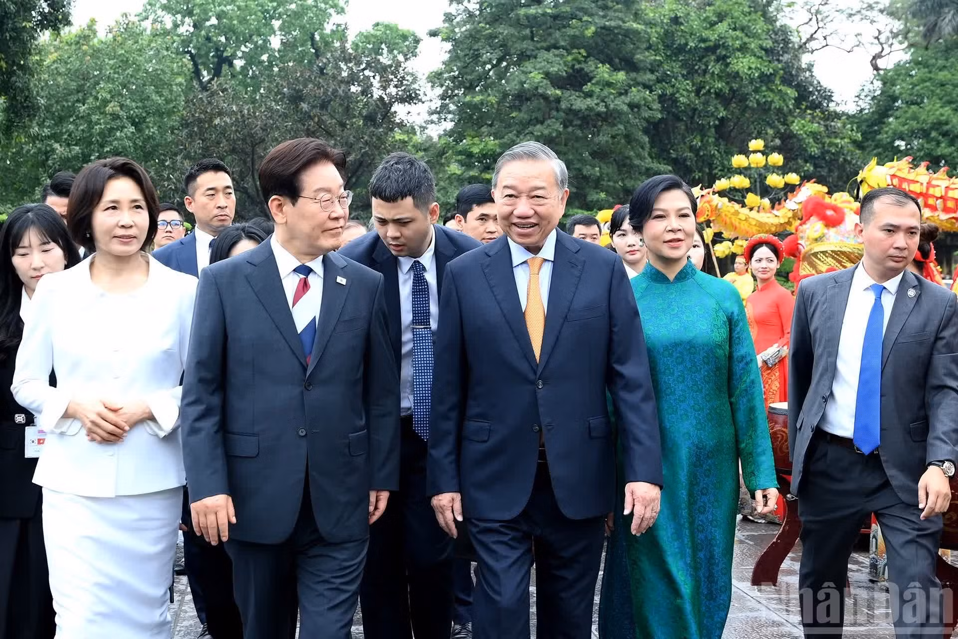 Le secrétaire général du PCV et président de la République To Lam et son épouse Ngo Phương Ly accueillent le président sud-coréen Lee Jae Myung et son épouse Kim Hye Kyung dans le cadre de ce programme d’amitié, riche en identité culturelle.