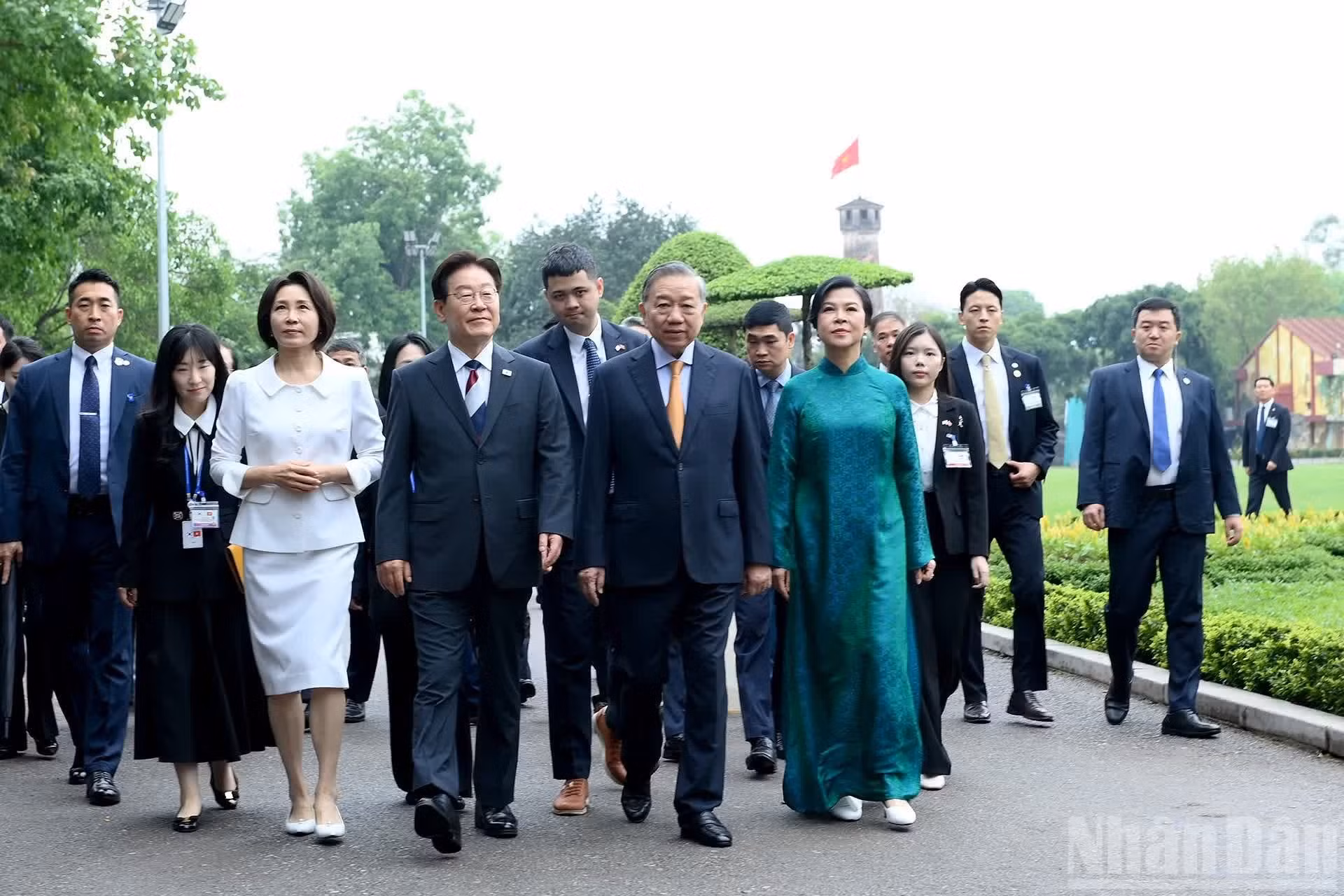 Le secrétaire général du PCV et président de la République To Lam et son épouse Ngo Phương Ly accueillent le président sud-coréen Lee Jae Myung et son épouse Kim Hye Kyung dans le cadre de ce programme d’amitié, riche en identité culturelle.