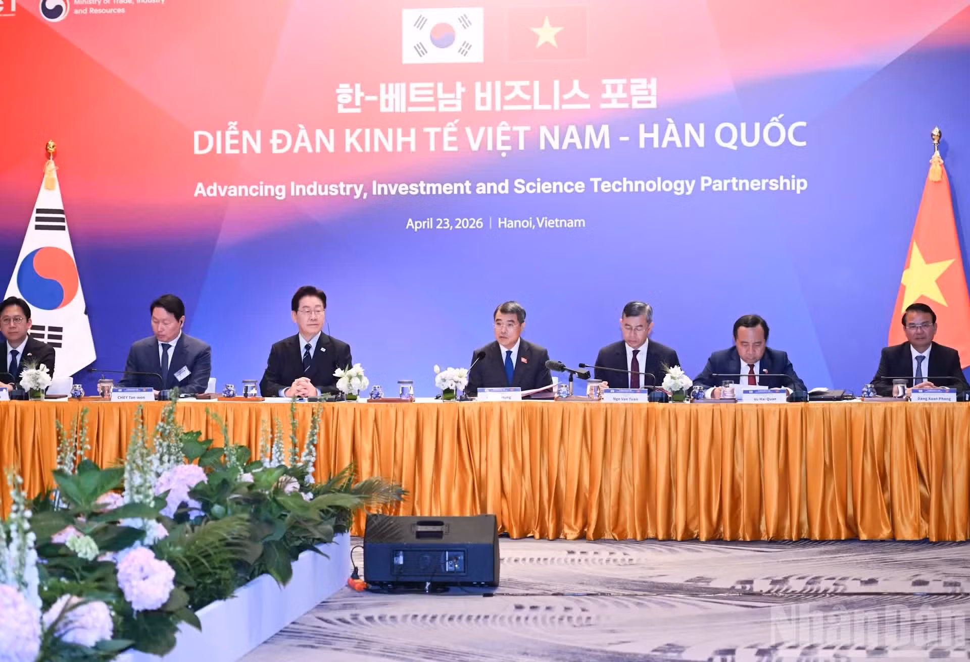 Plus tôt dans la journée, les deux dirigeants ont coprésidé une table ronde sur la coopération économique, commerciale et d’investissement entre le Vietnam et la République de Corée.