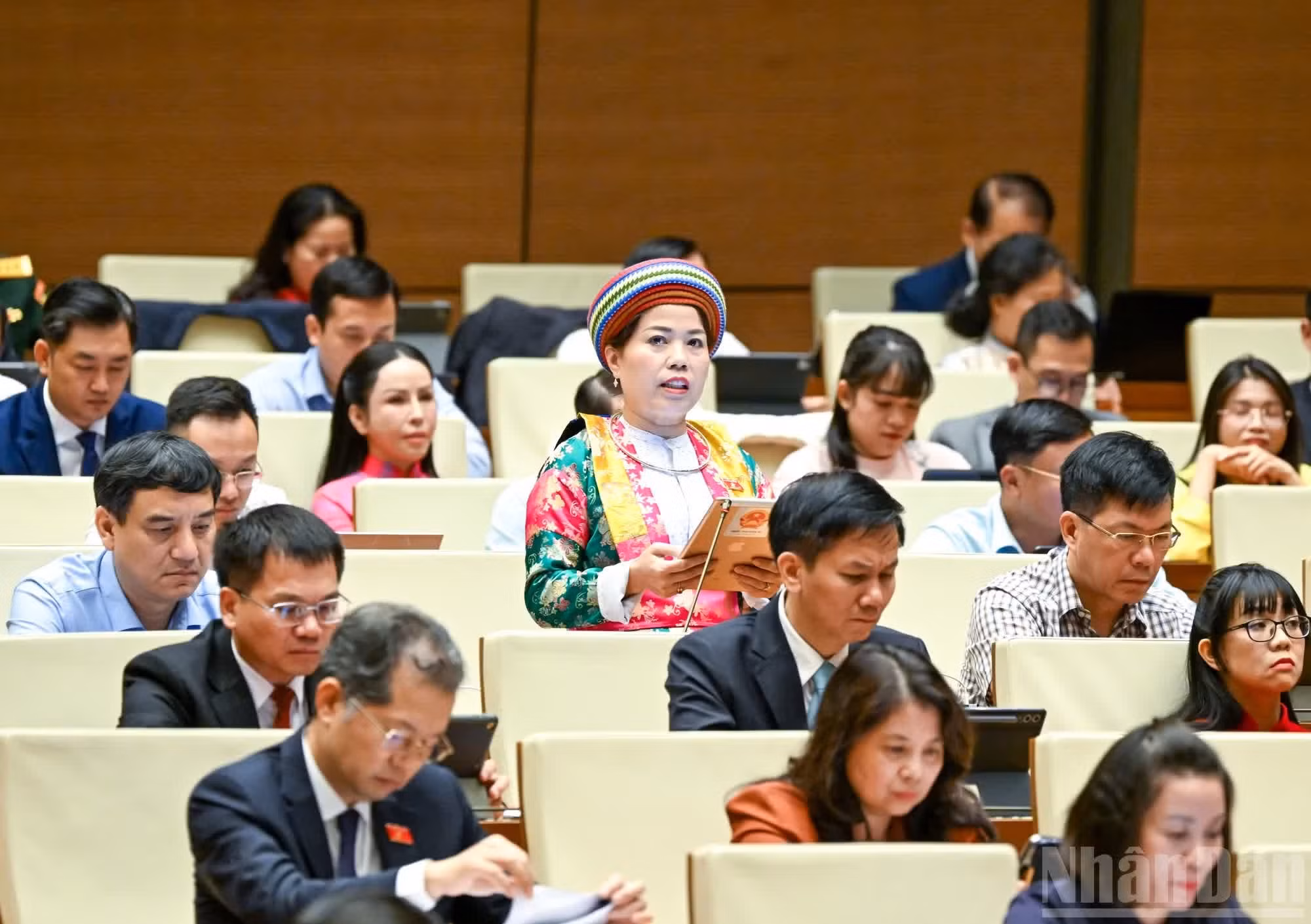 La députée Ly Thi Lan, représentante de la province de Tuyen Quang, intervient lors des débats.