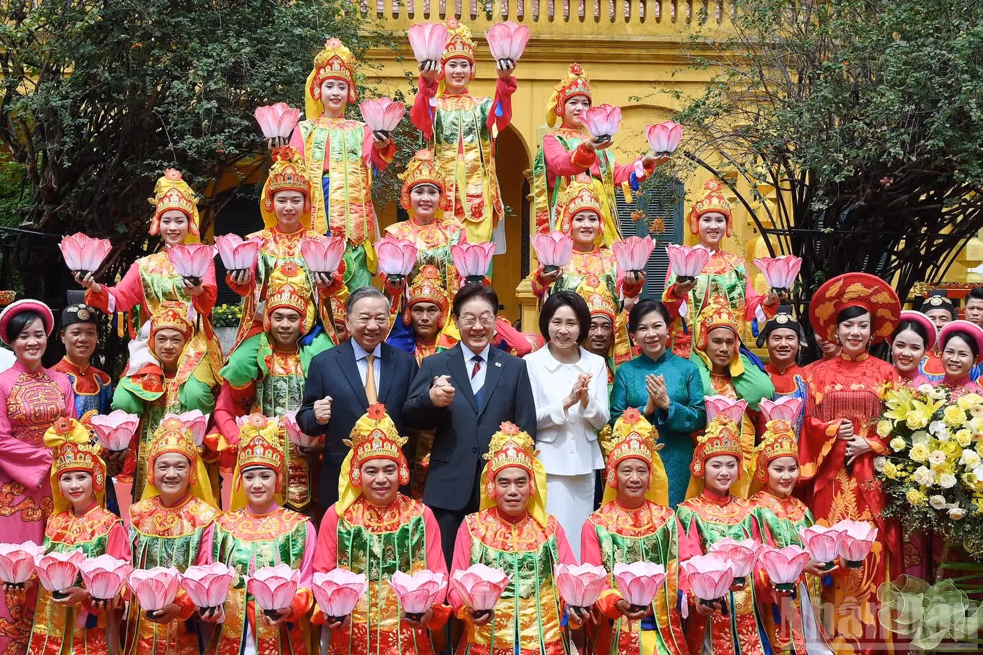 Le secrétaire général et président To Lam et son épouse Ngo Phương Ly, ainsi que le président sud-coréen Lee Jae Myung et son épouse Kim Hye Kyung, aux côtés des artistes du programme.