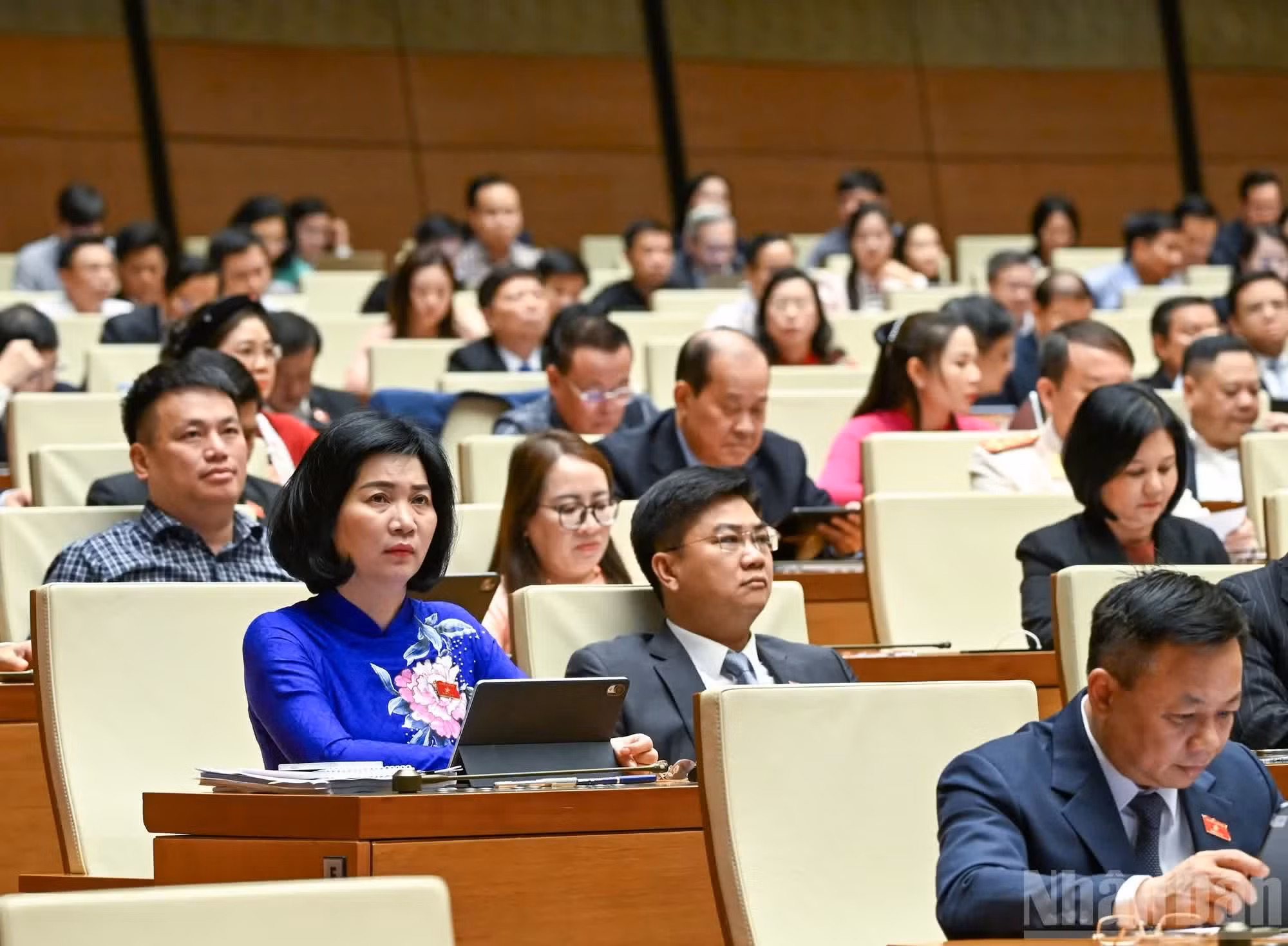 Des députés suivent les débats en séance.