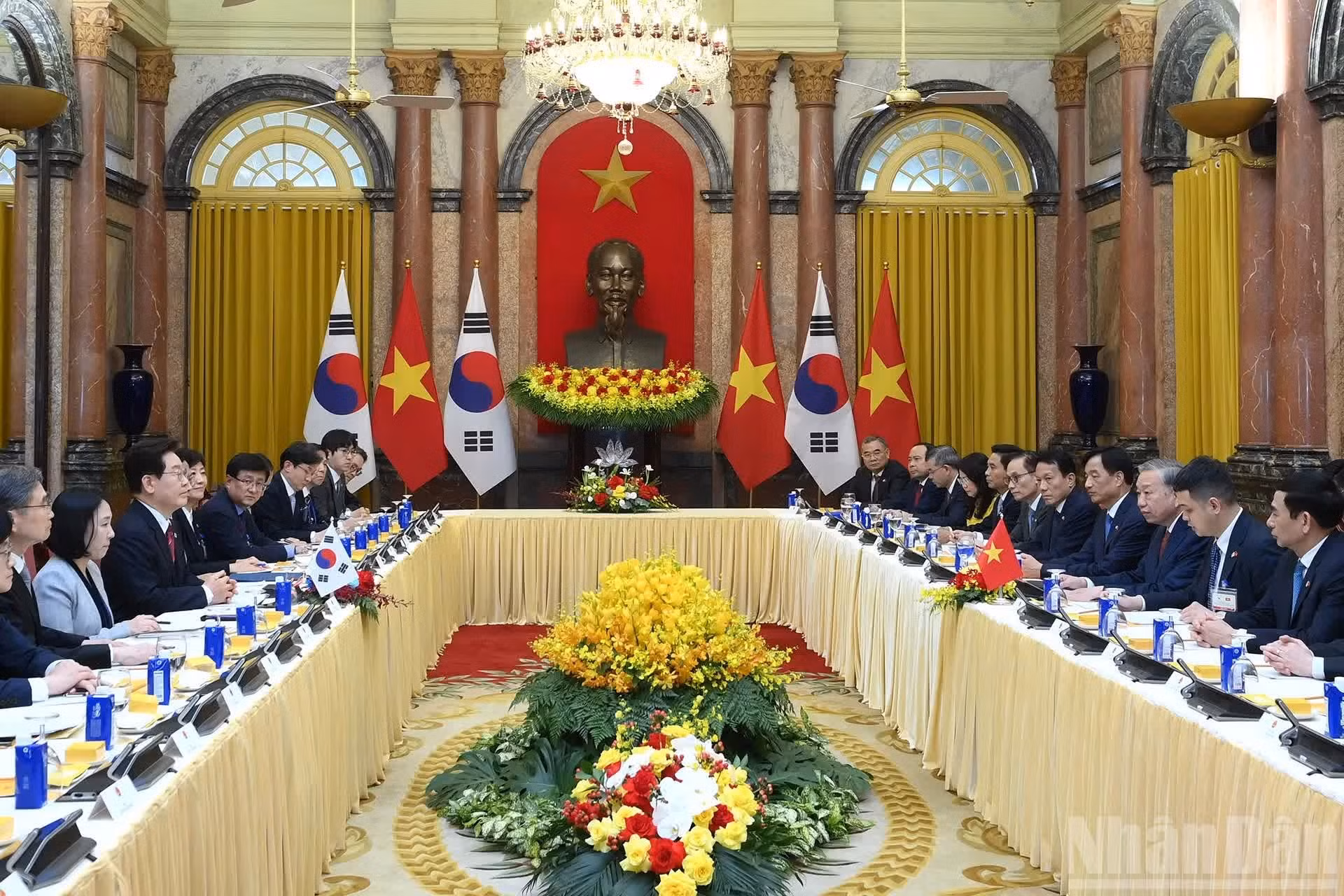 Le secrétaire général To Lam s’entretient avec le président sud-coréen Lee Jae Myung.