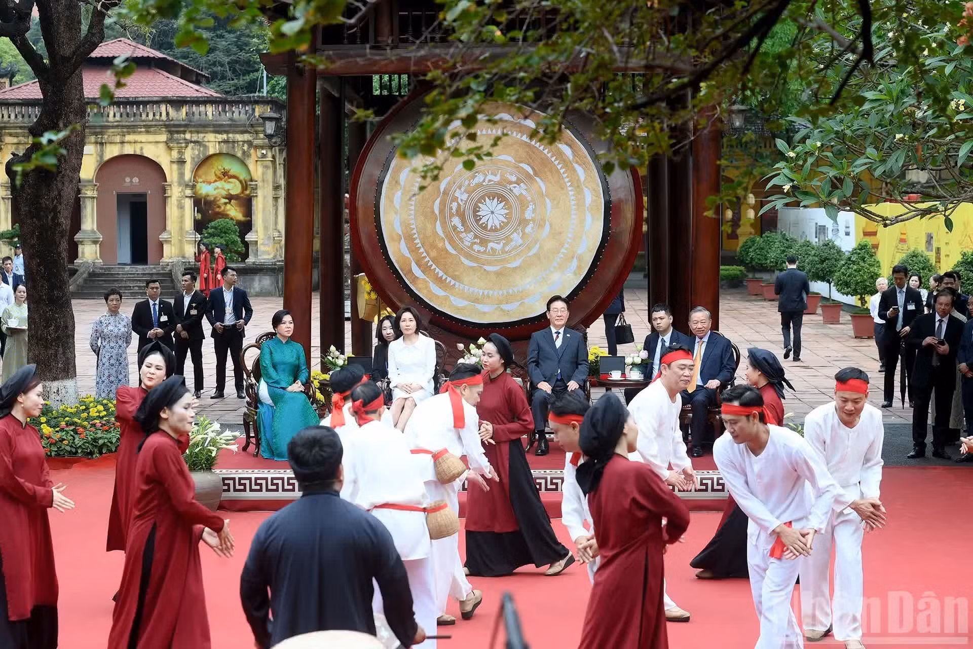 Le secrétaire général du PCV et président de la République To Lam et son épouse Ngo Phương Ly, ainsi que le président sud-coréen Lee Jae Myung et son épouse Kim Hye Kyung, dégustent du thé et assistent à un programme artistique.
