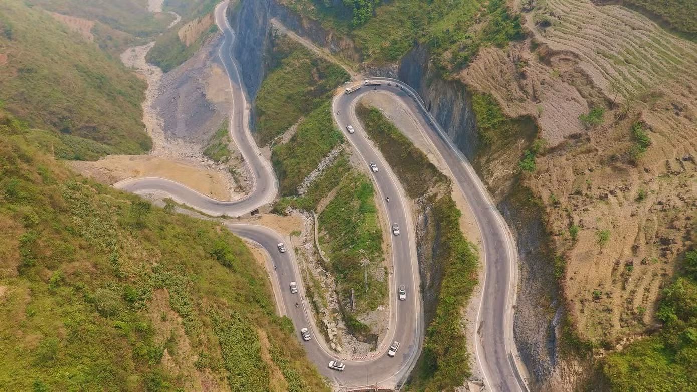 Les paysages spectaculaires des virages en ruban sur la « Route du Bonheur »