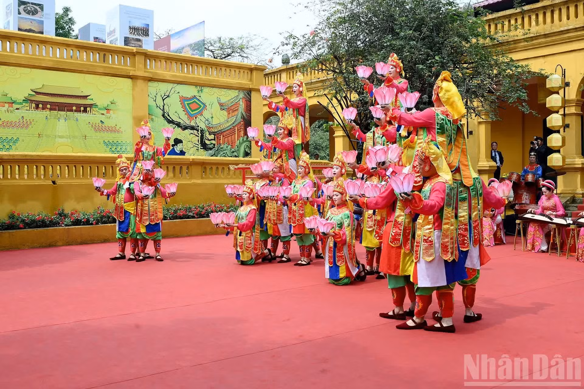 La danse ‘’Lục cúng hoa đăng’’, avec ses mouvements lents et solennels et l’utilisation de lanternes symbolisant la lumière de la sagesse et la paix, clôture le programme sur un message de paix, d’amitié et de développement durable.