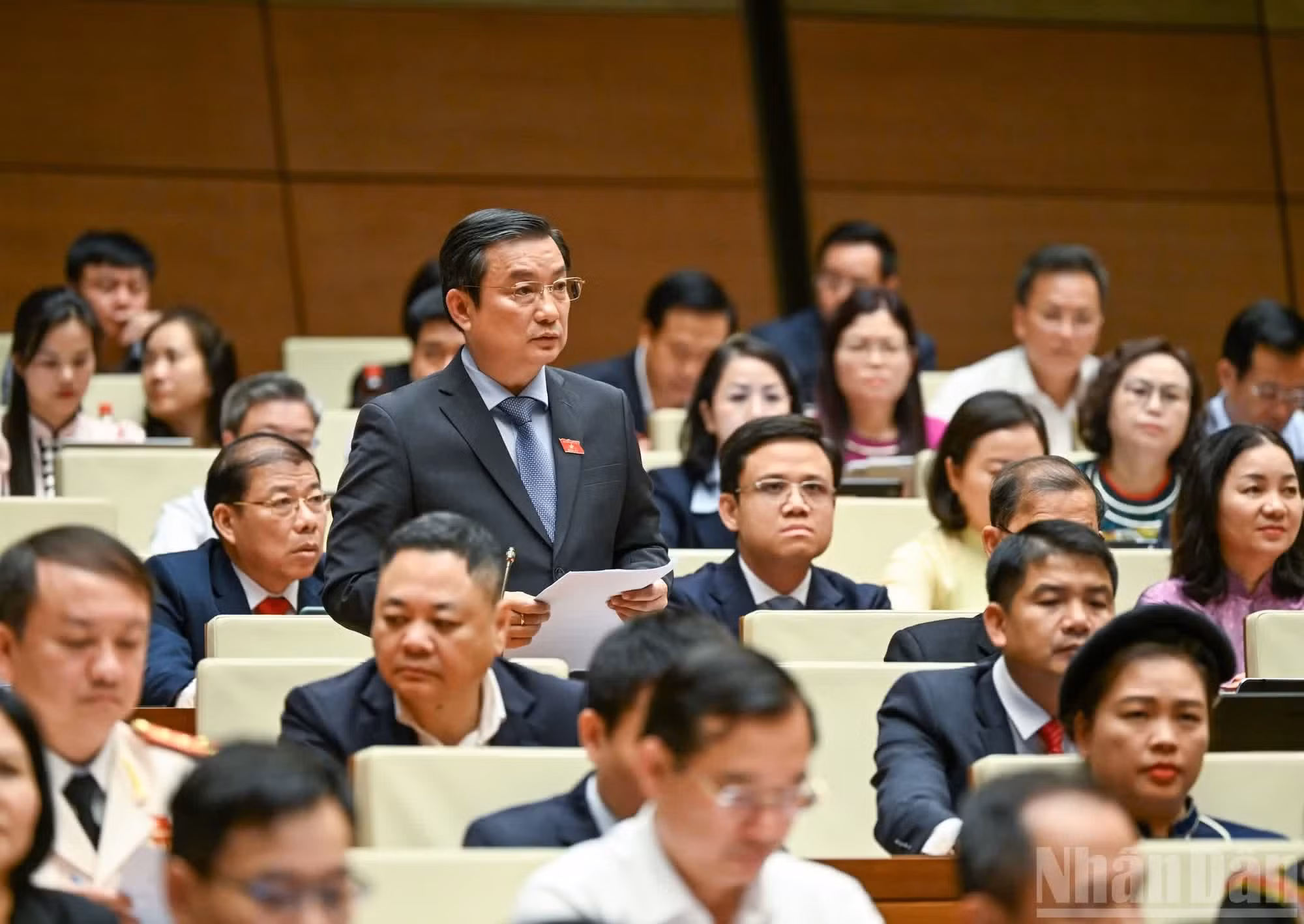 Le député Pham Trong Nhan, représentant de Ho Chi Minh-Ville, intervient lors de la séance.