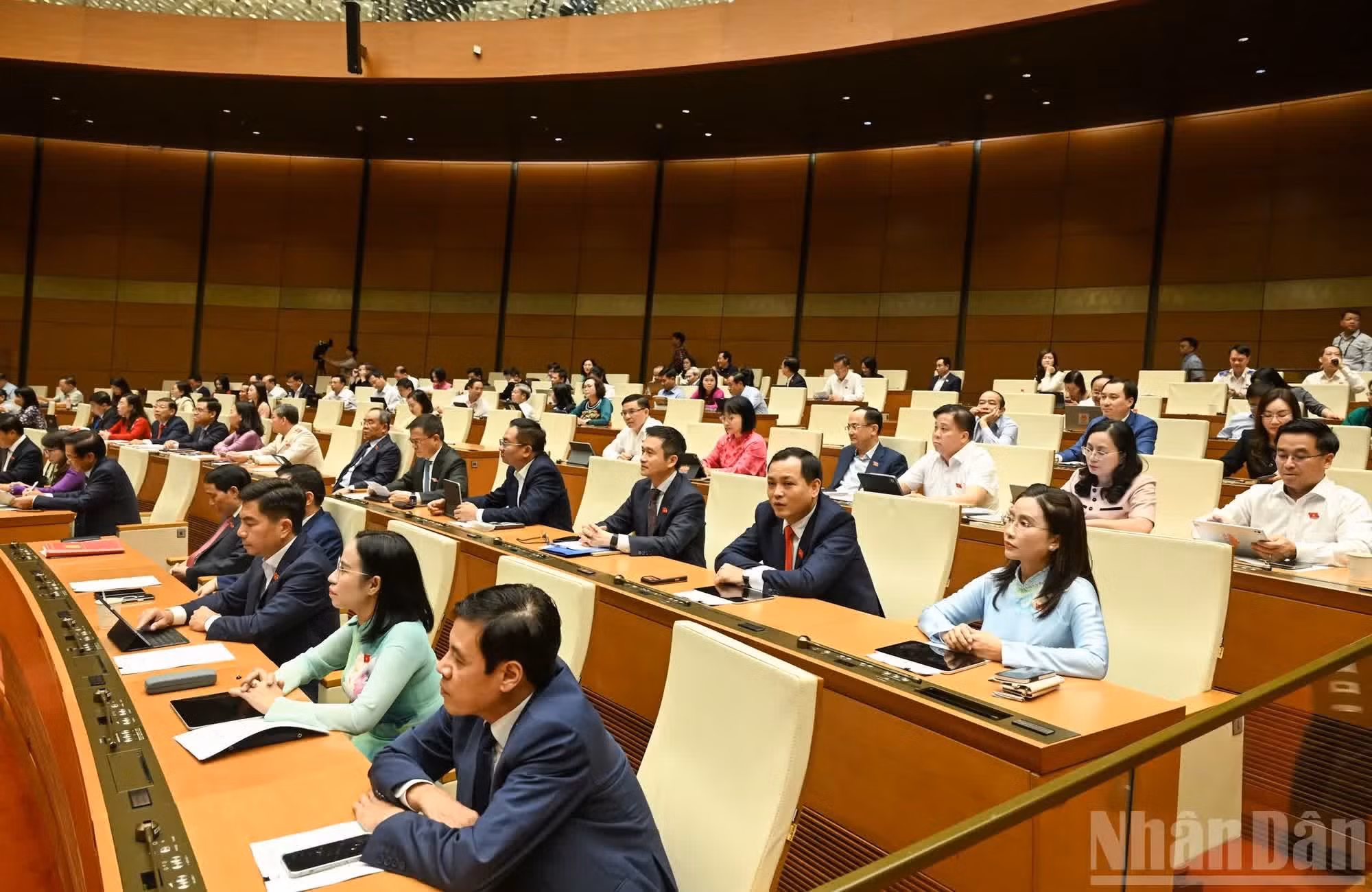 Vue d’ensemble des députés en séance.