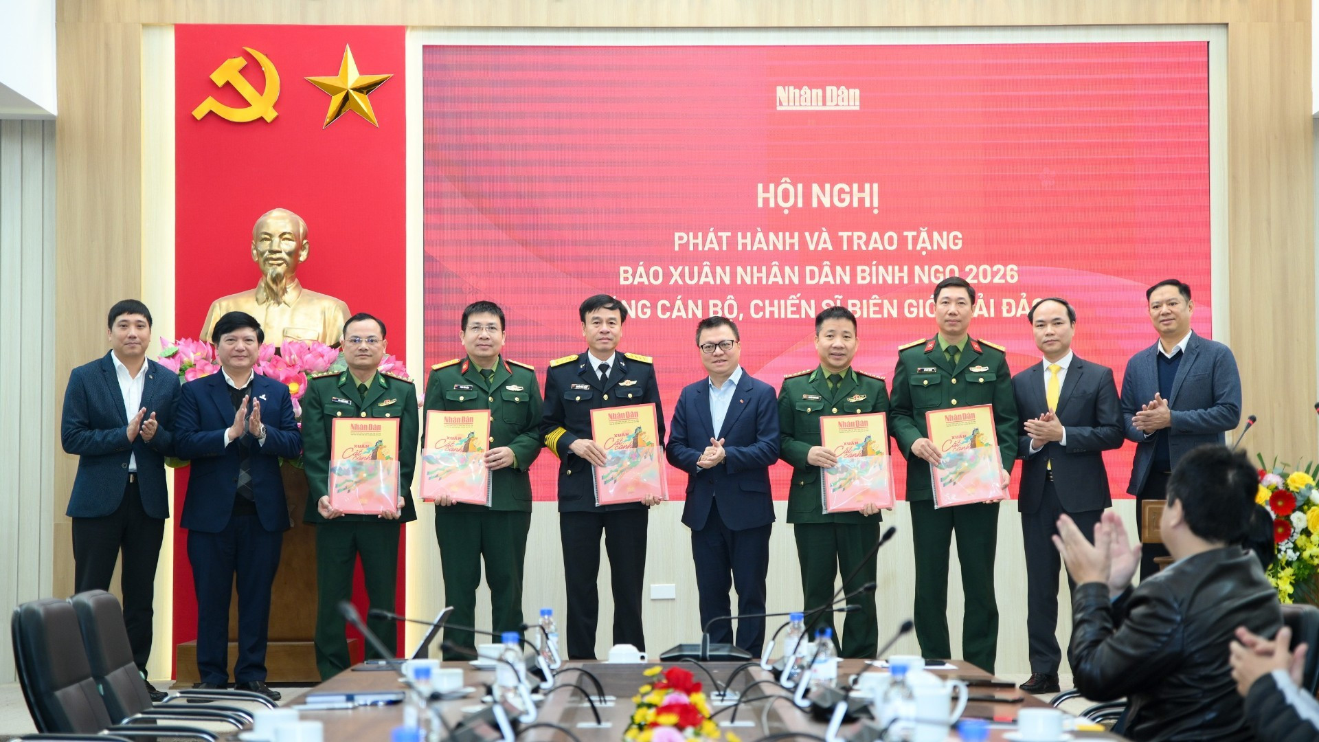Nhân Dân : remise du numéro de printemps 2026 aux cadres et soldats des zones frontalières et insulaires