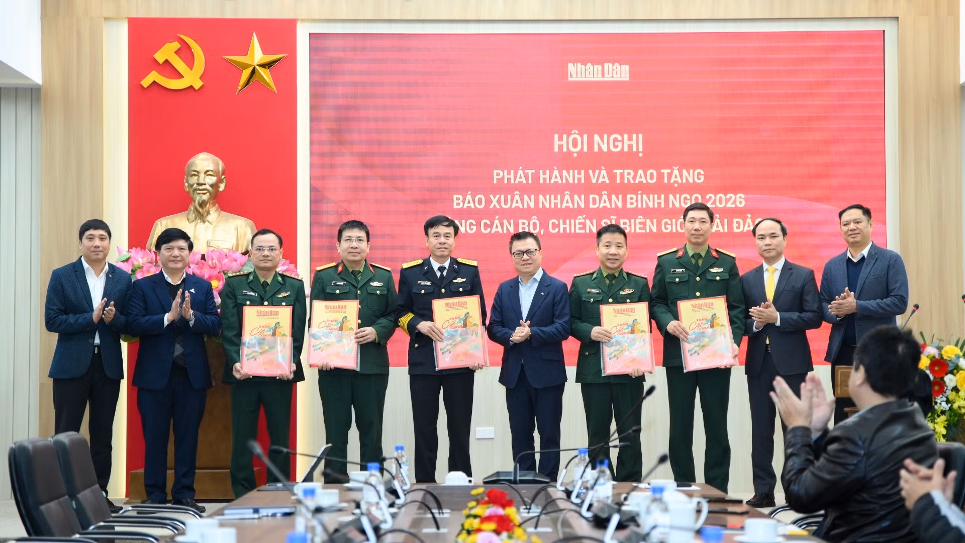 Nhân Dân : remise du numéro de printemps 2026 aux cadres et soldats des zones frontalières et insulaires
