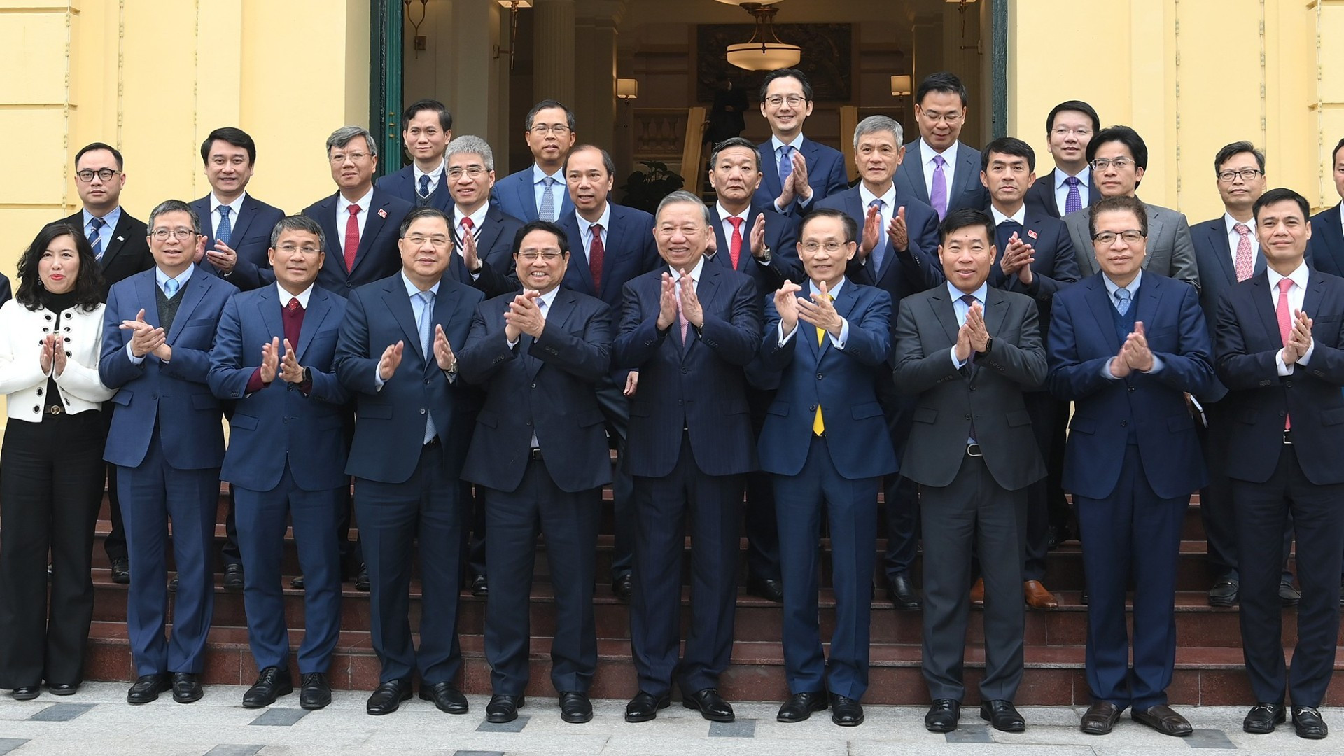 Le secrétaire général To Lam et le Premier ministre Pham Minh Chinh aux côtés des ambassadeurs et des chefs des représentations diplomatiques du Vietnam à l'étranger participant au XIVᵉ Congrès national du PCV.