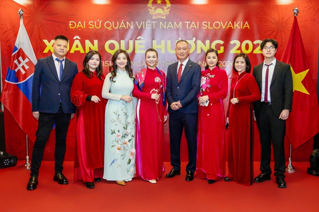 Le personnel de l’ambassade du Vietnam en Slovaquie. Photo : baoquocte. Photo : baoquocte.