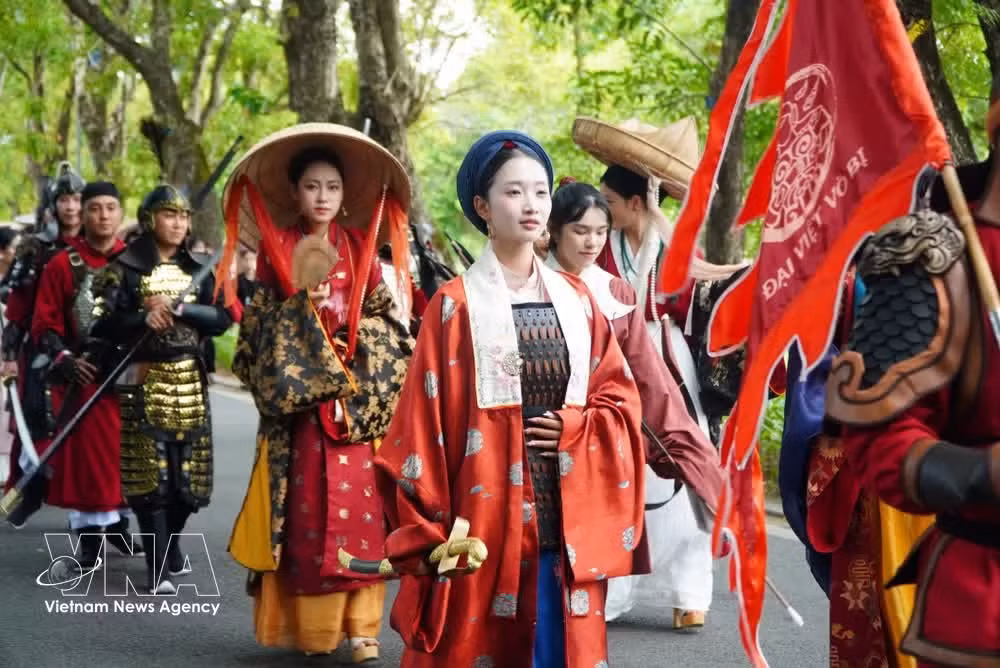 Plus de 1 500 artistes et passionnés de costumes traditionnels vietnamiens, venus des trois régions du pays, ont participé à la parade « Bach hoa bo hanh » (La Marche des cent fleurs).