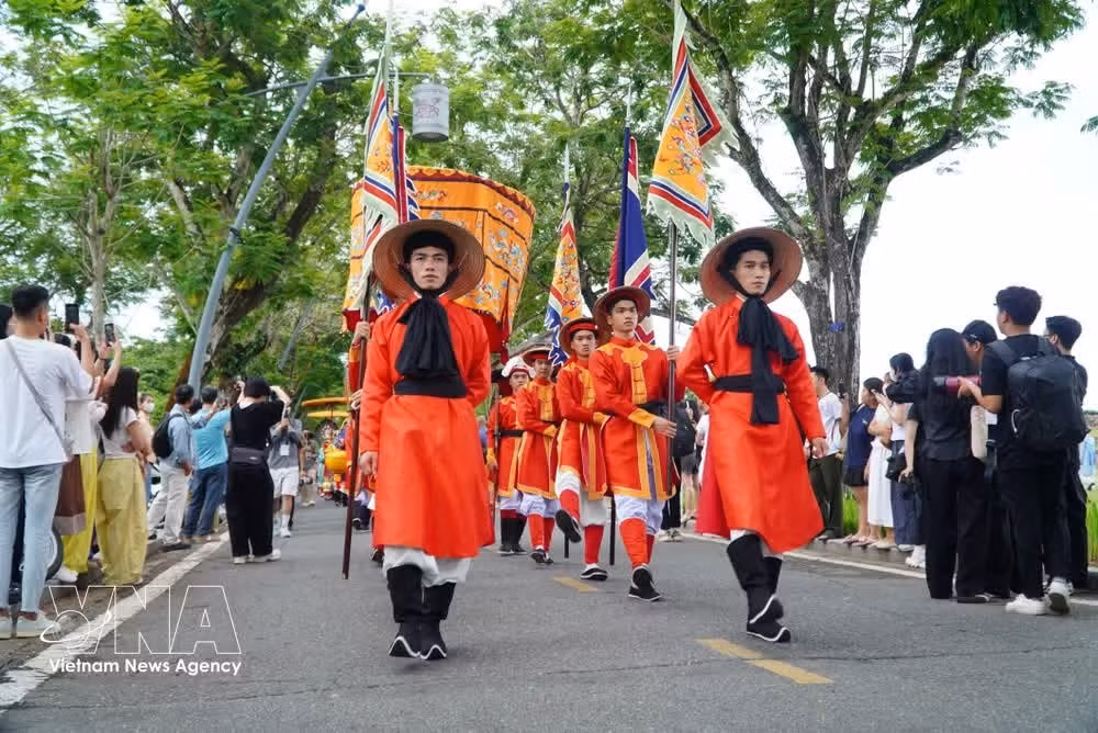 Cette parade met à l'honneur les costumes traditionnels vietnamiens et offre au public une meilleure compréhension de la richesse culturelle du Vietnam.