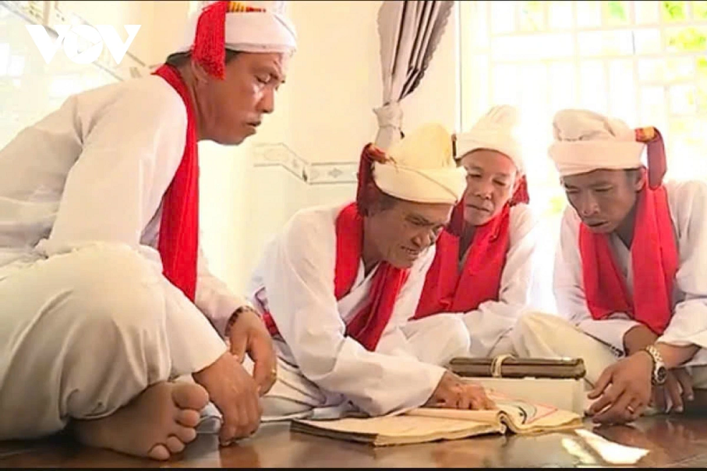 L’artiste du peuple Thuong Xuan Huu (deuxième à gauche) et ses collaborateurs lors d’une recherche sur les anciens manuscrits cham. Photo : VOV. thuong-xuan-huu-vov1.jpg