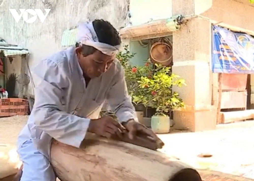 L’artiste émérite Tho Dong fabrique un tambour Ginang. Photo : VOV. tho-dong2.jpg