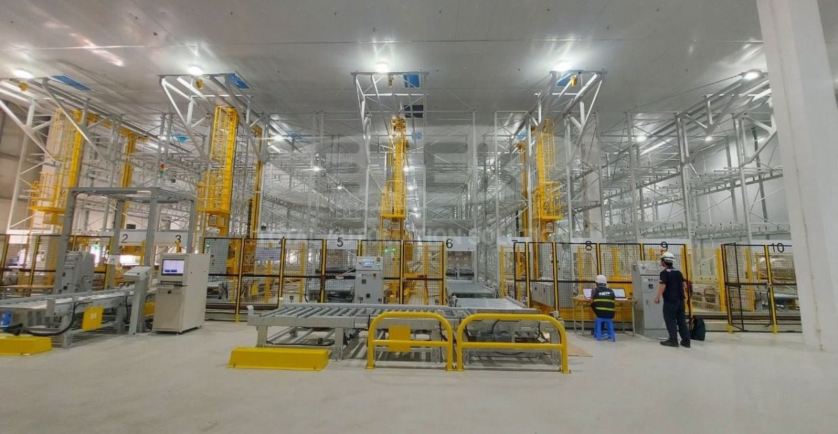 Dans un entrepôt à alimentation lithium intégrée. Photo : Etek. kho-luu-tru-pil-etek.jpg