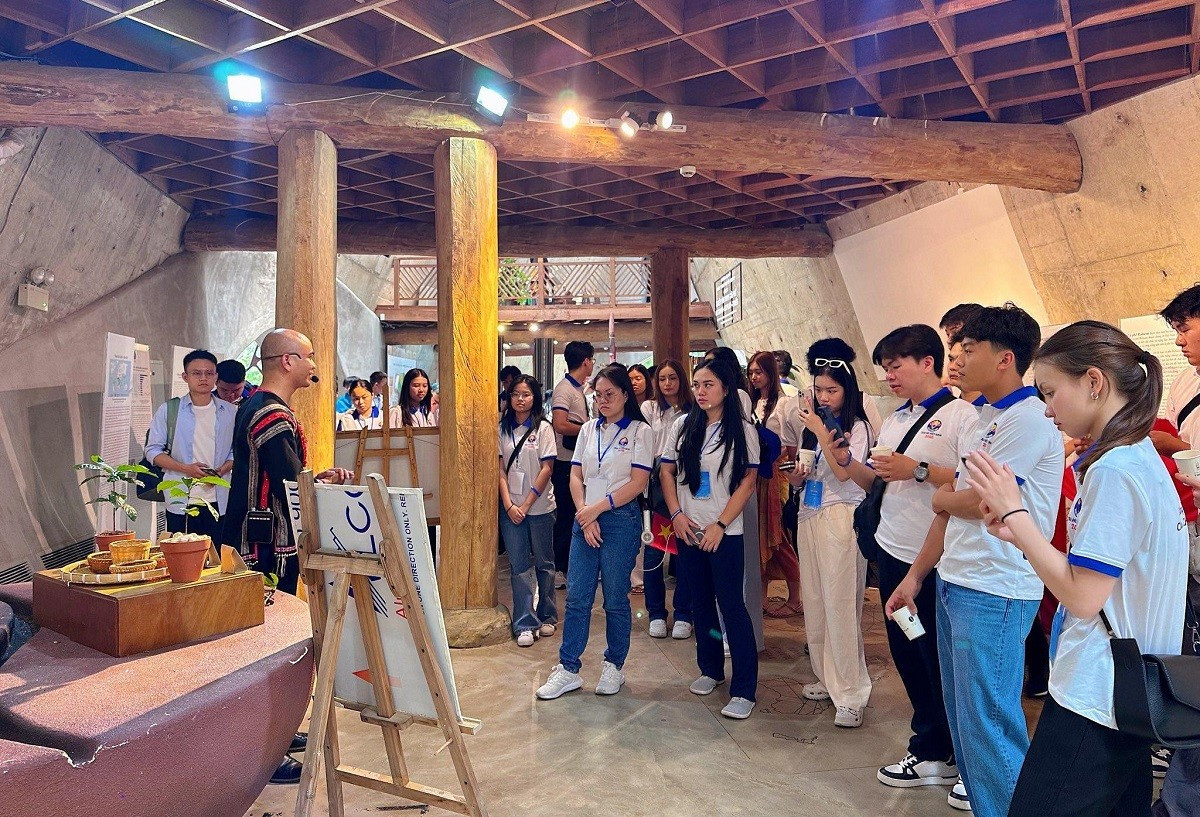Des jeunes participants découvrent la culture de l’ethnie Ê Đê et celle du café à Buon Ma Thuot. Photo : daklak.gov.vn trai-he-cafe-daklak-gov-vn.jpg
