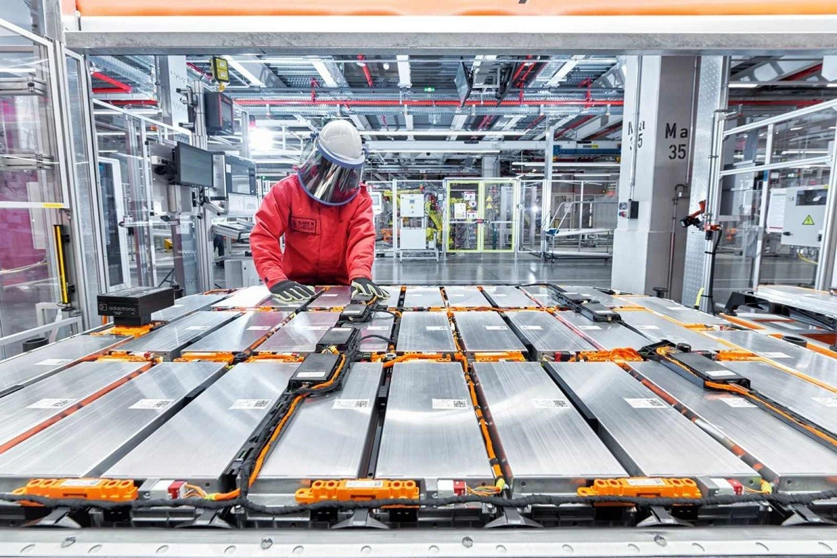 Alors que le Vietnam accélère sa transition vers les énergies propres, la logistique des batteries au lithium devient un facteur clé de croissance. Photo : tapchicongthuong.