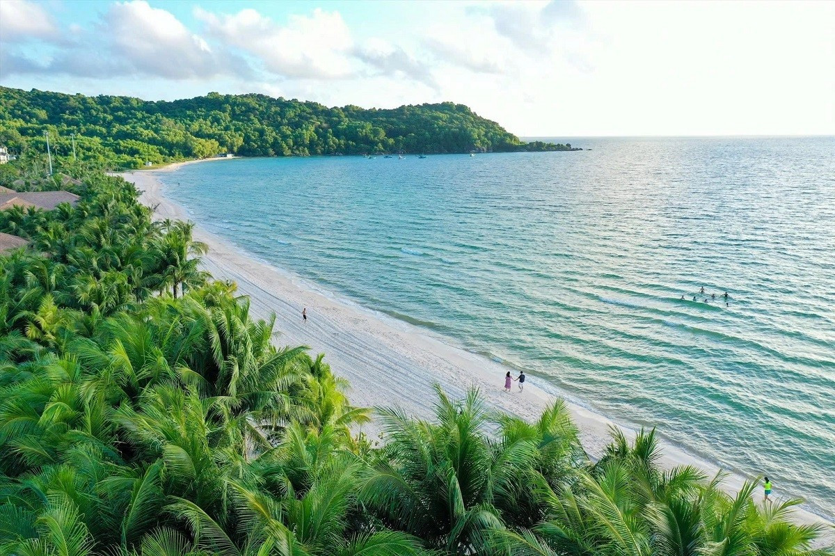 Phu Quoc ambitionne de devenir un centre national et international de services et d’écotourisme de qualité, ainsi que de tourisme maritime et insulaire. Photo : TNO. bai-bien-phu-quoc-tno.jpg