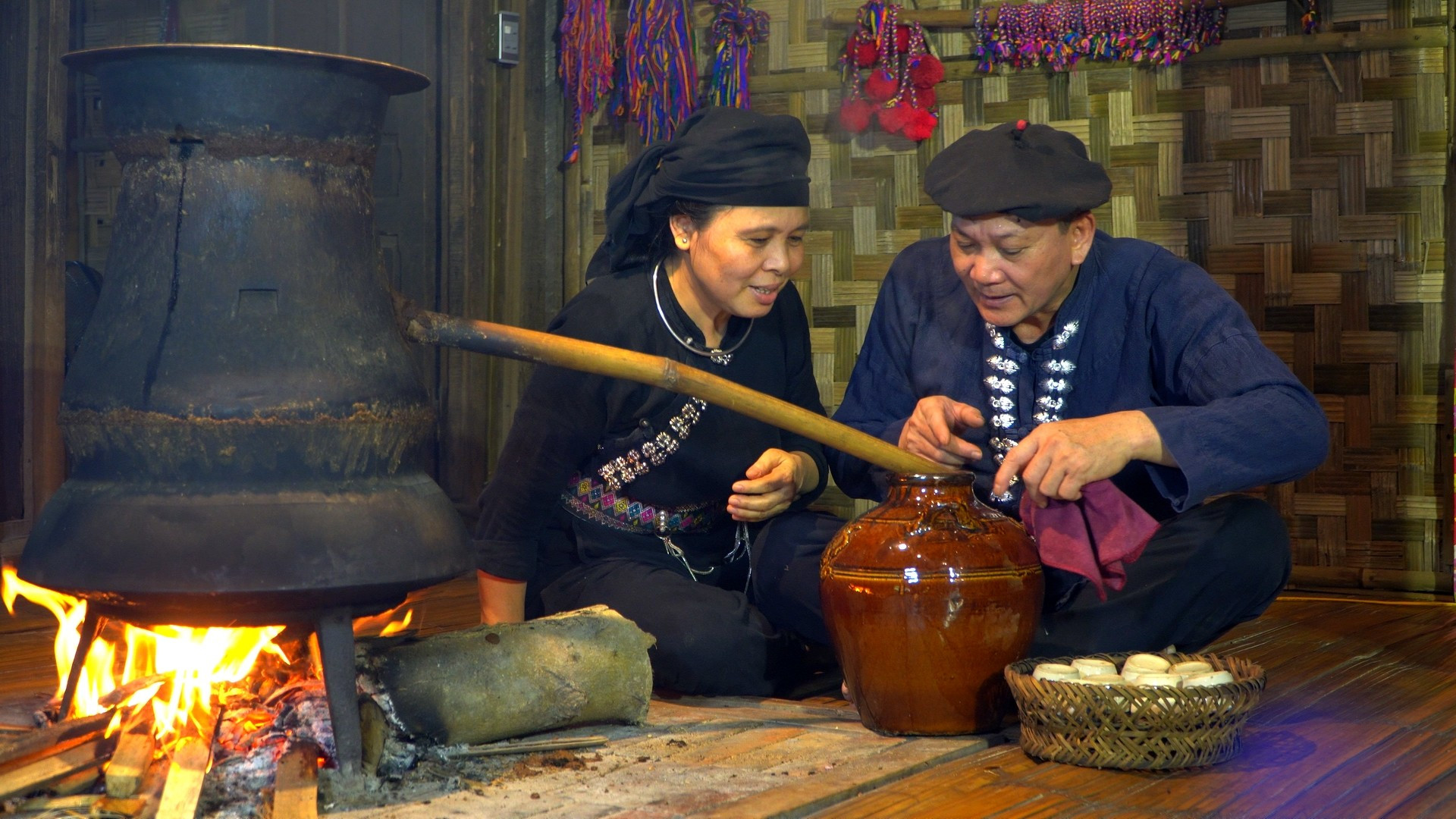À la Maison de l’alcool, les arômes des ferments végétaux se mêlent à la fumée du foyer. Photo : thaihai.vn