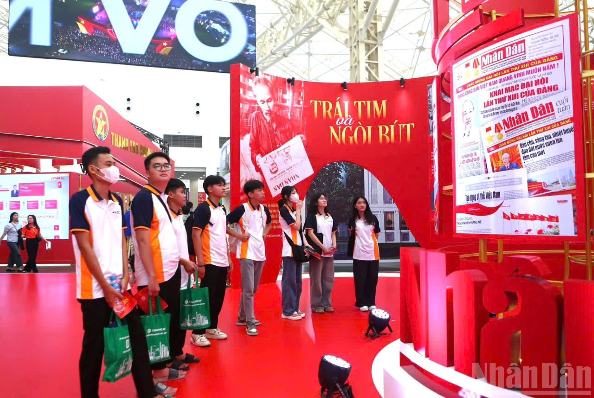 Les jeunes au stand du Journal Nhân Dân. sv-nd-2.jpg