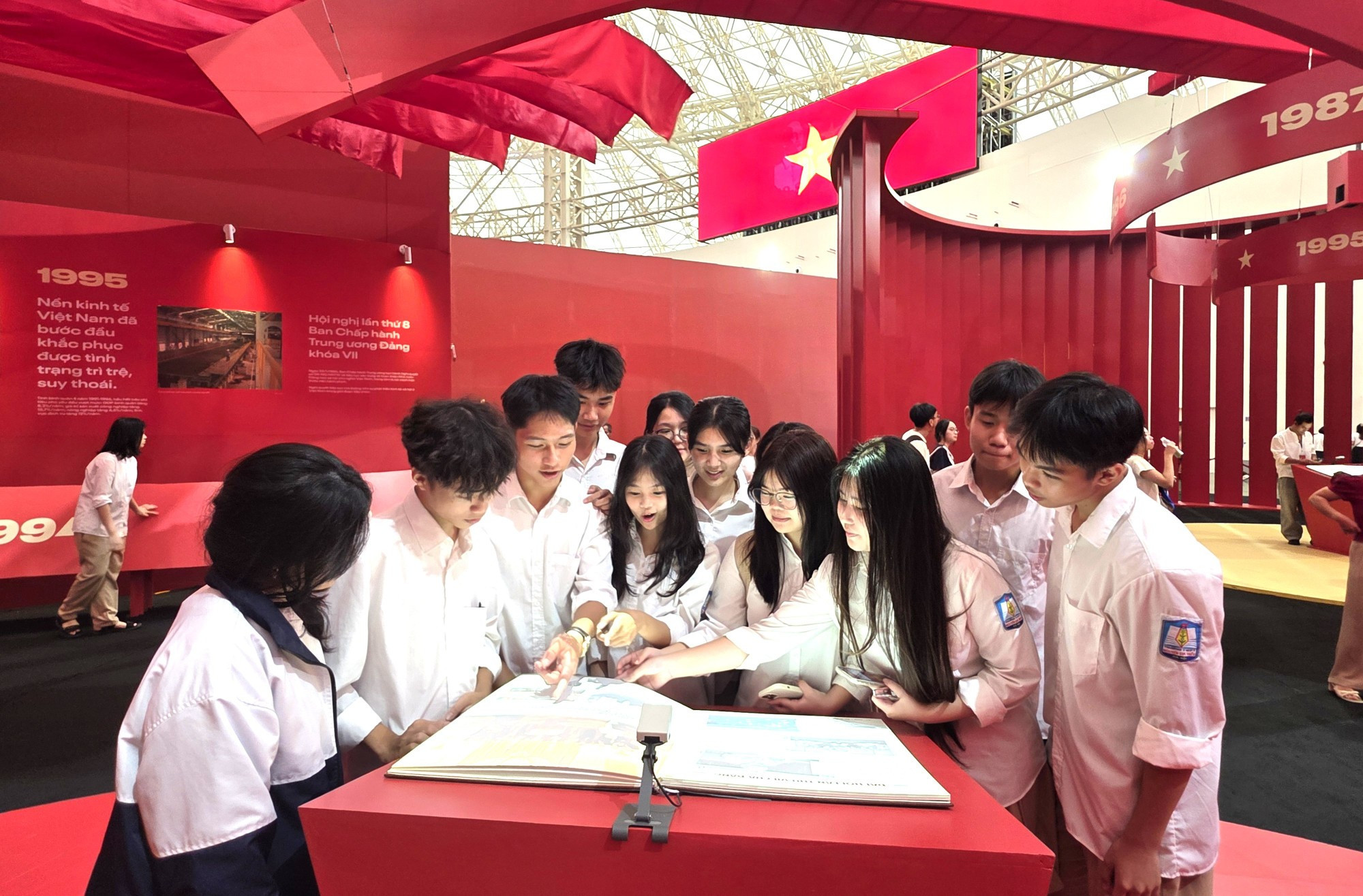 Les élèves du lycée Nguyen Gia Thieu ont exprimé leur enthousiasme à l’idée de découvrir le livre interactif en mapping. Photo : NDEL. livres.jpg