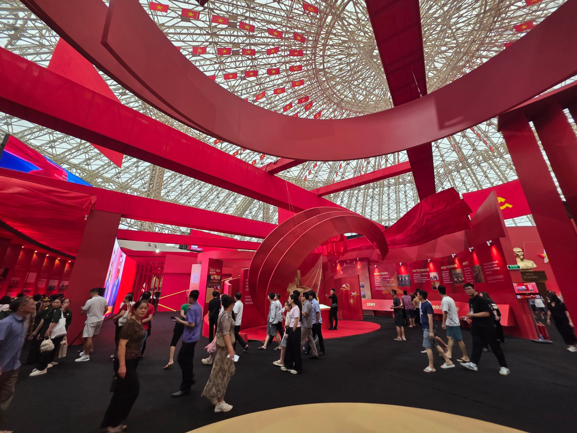 Lorrs de l’exposition « 95 ans – le drapeau du Parti éclaire la voie ». Photo : NDEL. livre-avatar.jpg