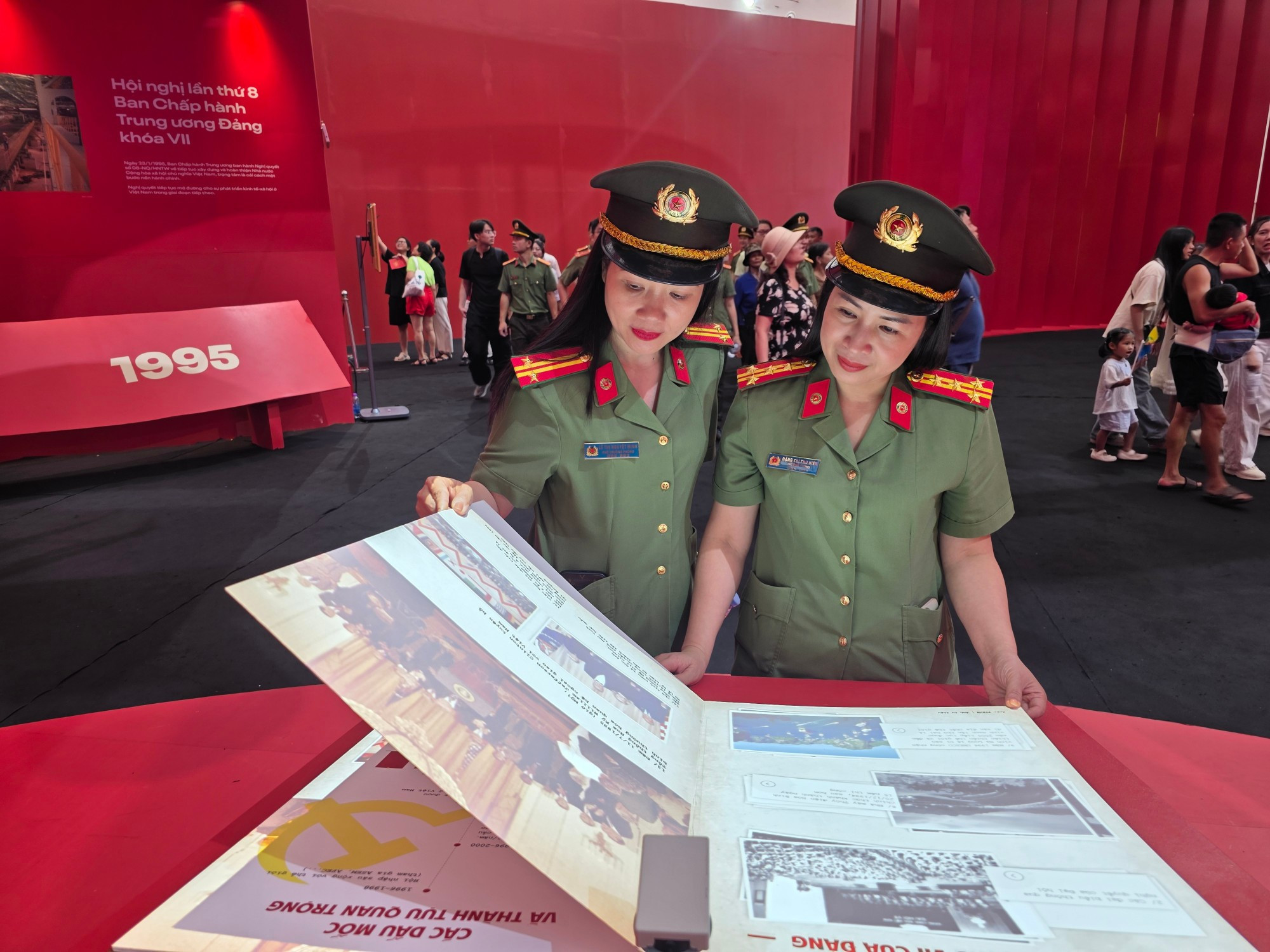 Tous les contenus relatifs aux 13 Congrès nationaux du Parti sont présentés de façon synthétique dans ce livre interactif. Photo : NDEL. livre-3-dispositifs.jpg