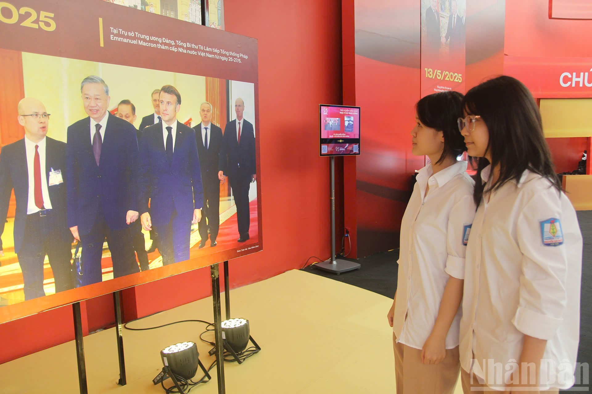 Deux élèves au lycée Nguyen Gia Thieu visitent l'exposition. lyceennes-nguyen-gia-thieu.jpg