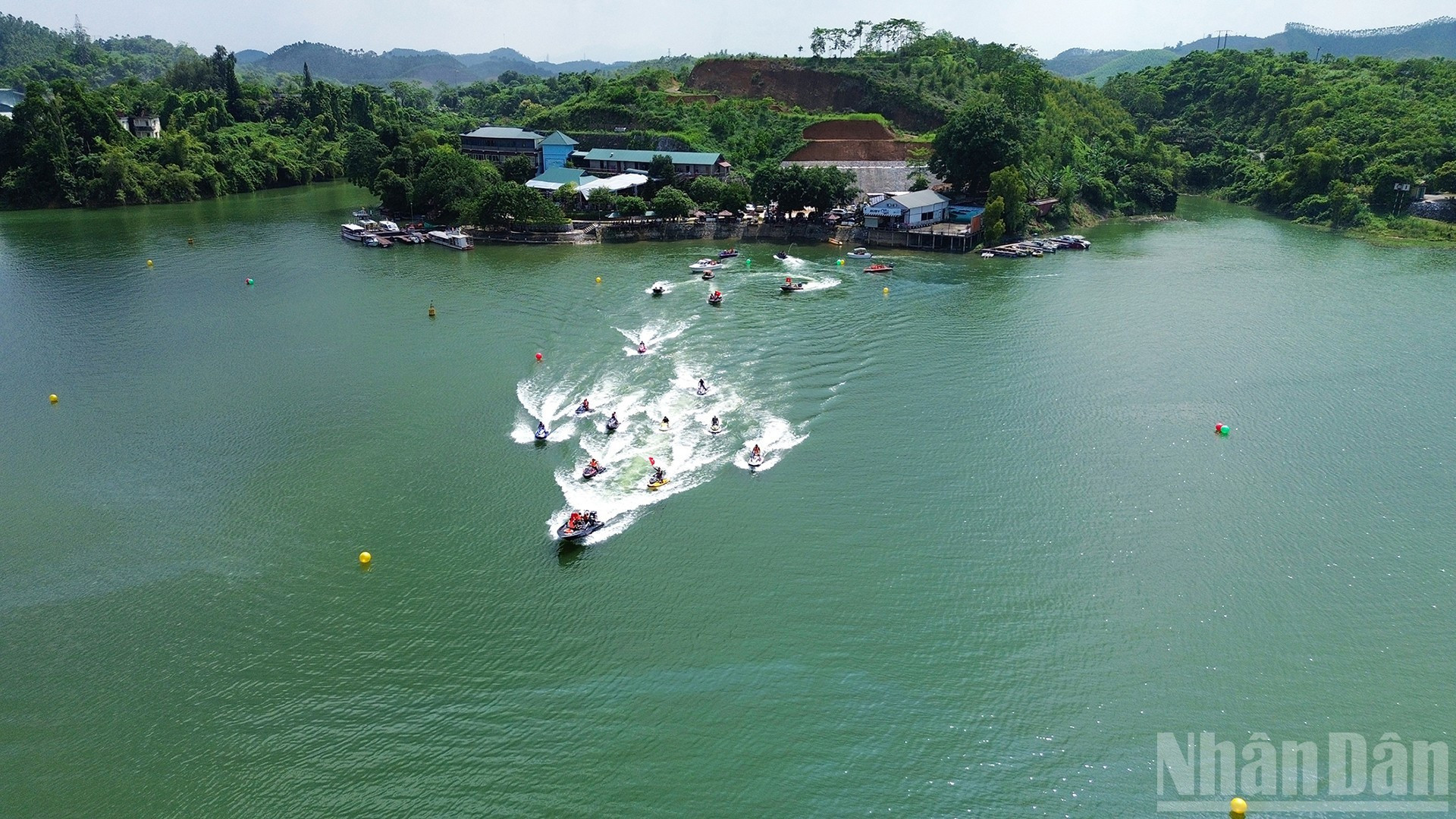 Les activités nautiques sont très appréciées des touristes vietnamiens et étrangers. lac-jet-ski.jpg