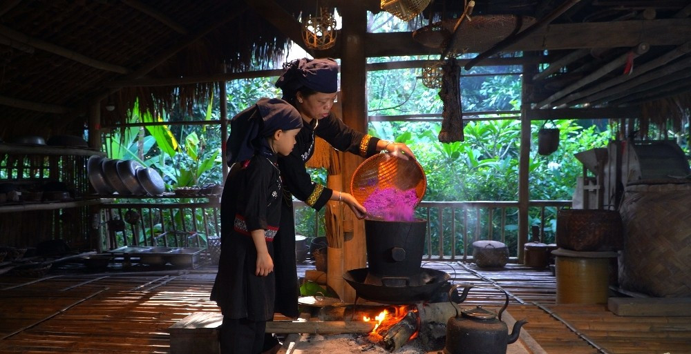 Préparation du riz gluant. Photo : thaihai.vn nau-xoi.jpg