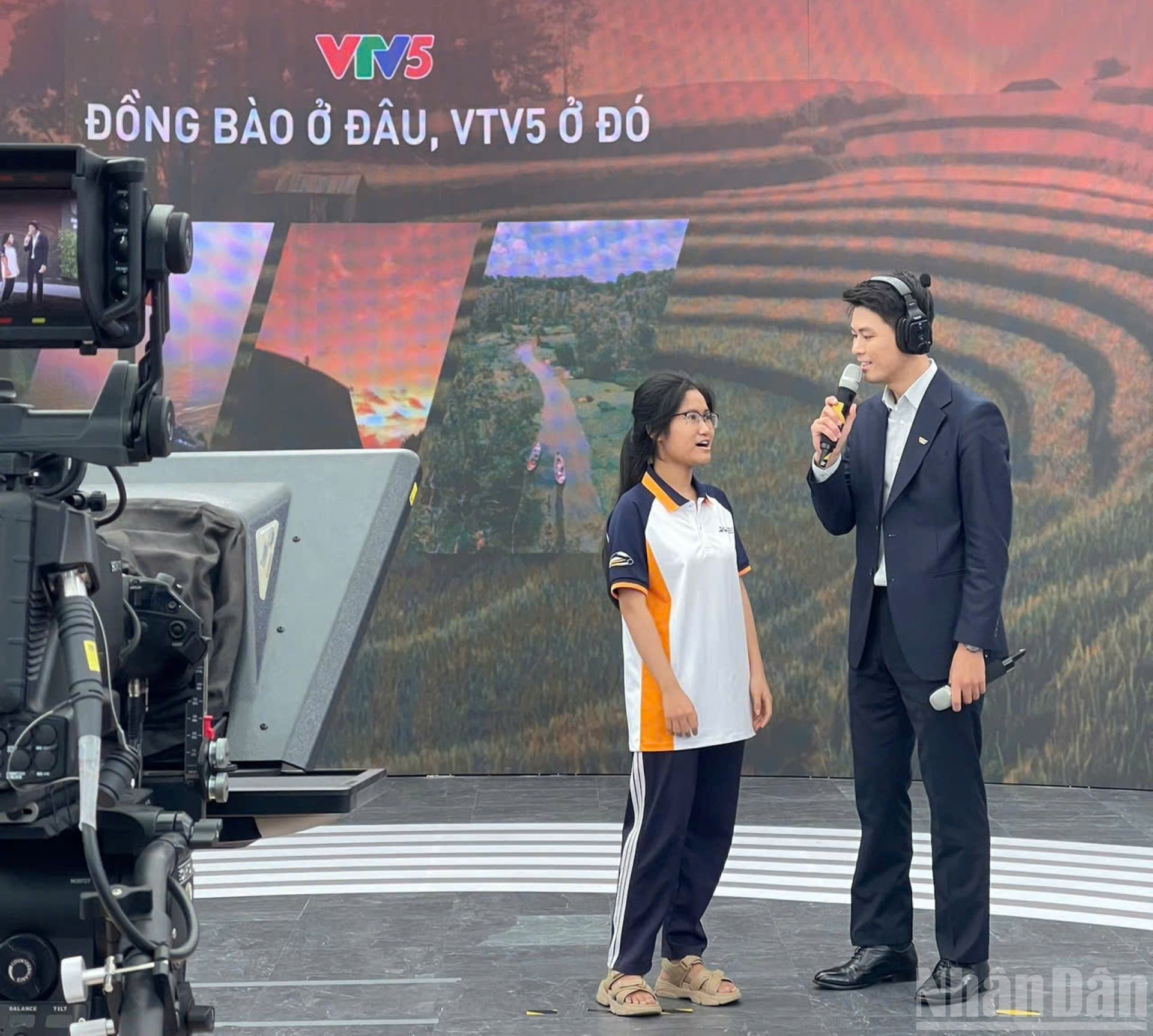 Lors de l’espace d’exposition de la Télévision nationale du Vietnam. sv-vtv.jpg
