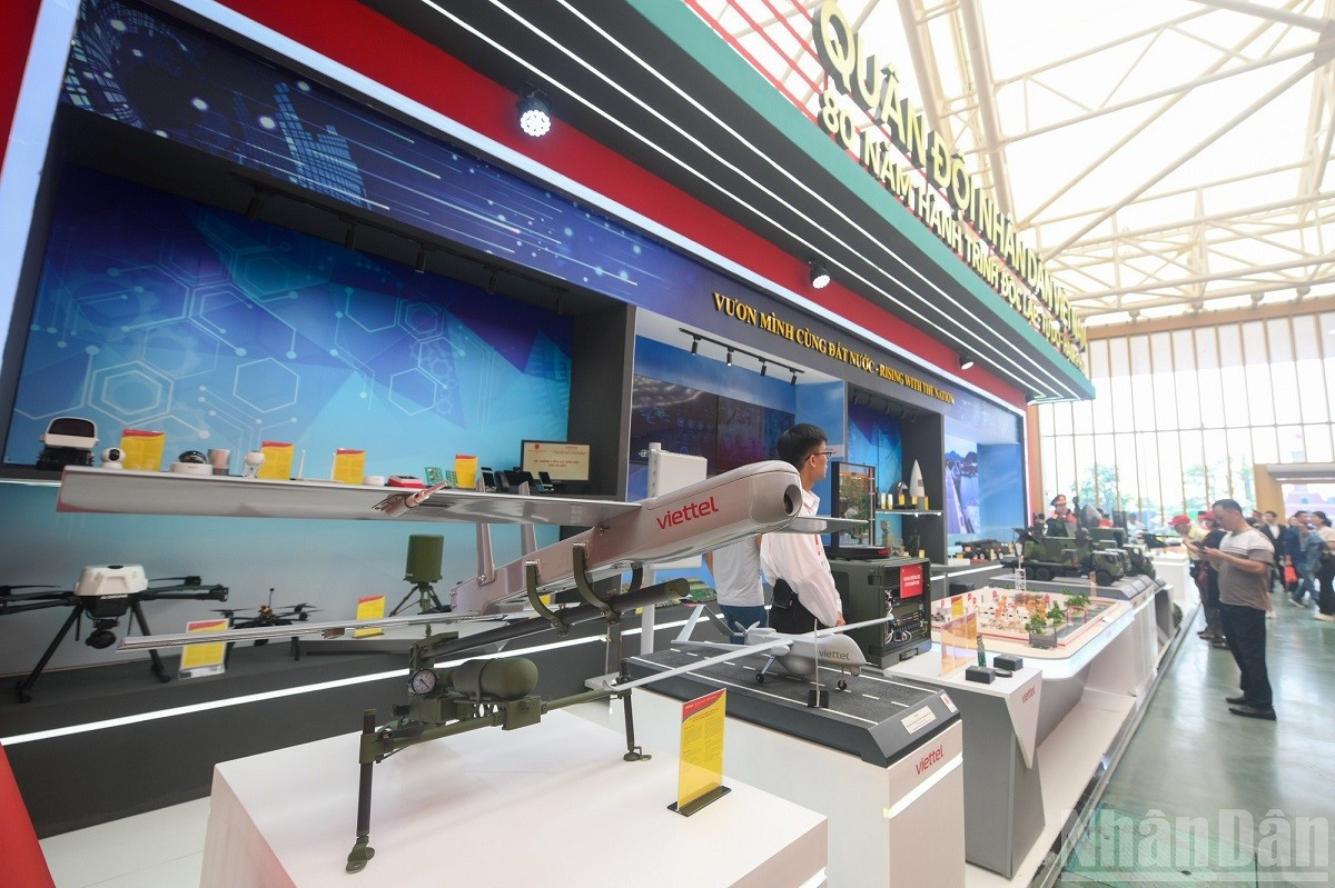 Un modèle d'aéronef sans pilote (UAV, ou drone) « Made in Vietnam ». Photo : NDEL. drone-viettel.jpg