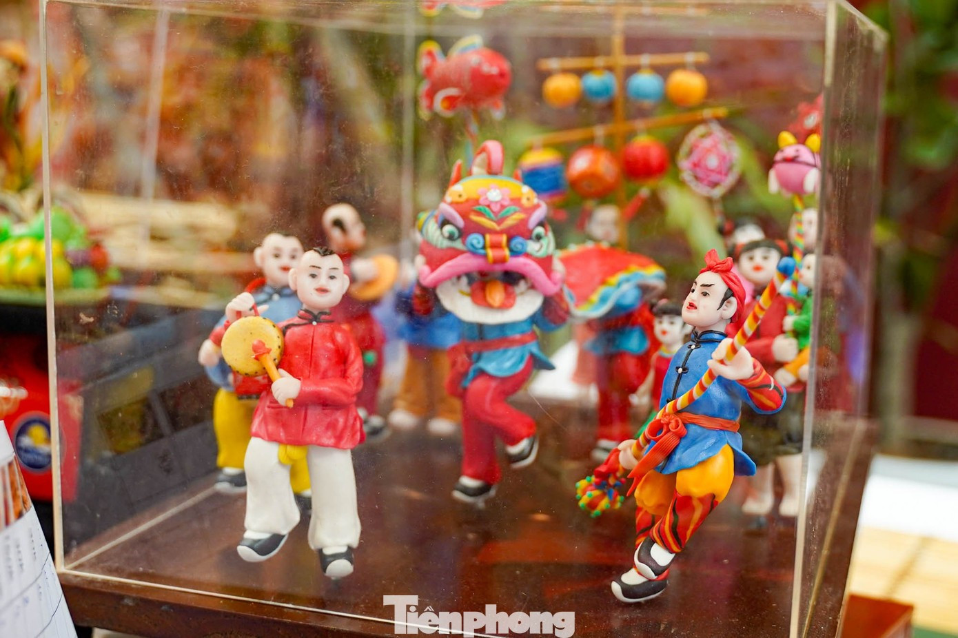 Un ensemble de to he sur le thème de la « procession des lanternes de la mi-automne » est proposé à la vente au prix pouvant atteindre 5 millions de dongs. Photo : TPO. hang-ma-8.jpg