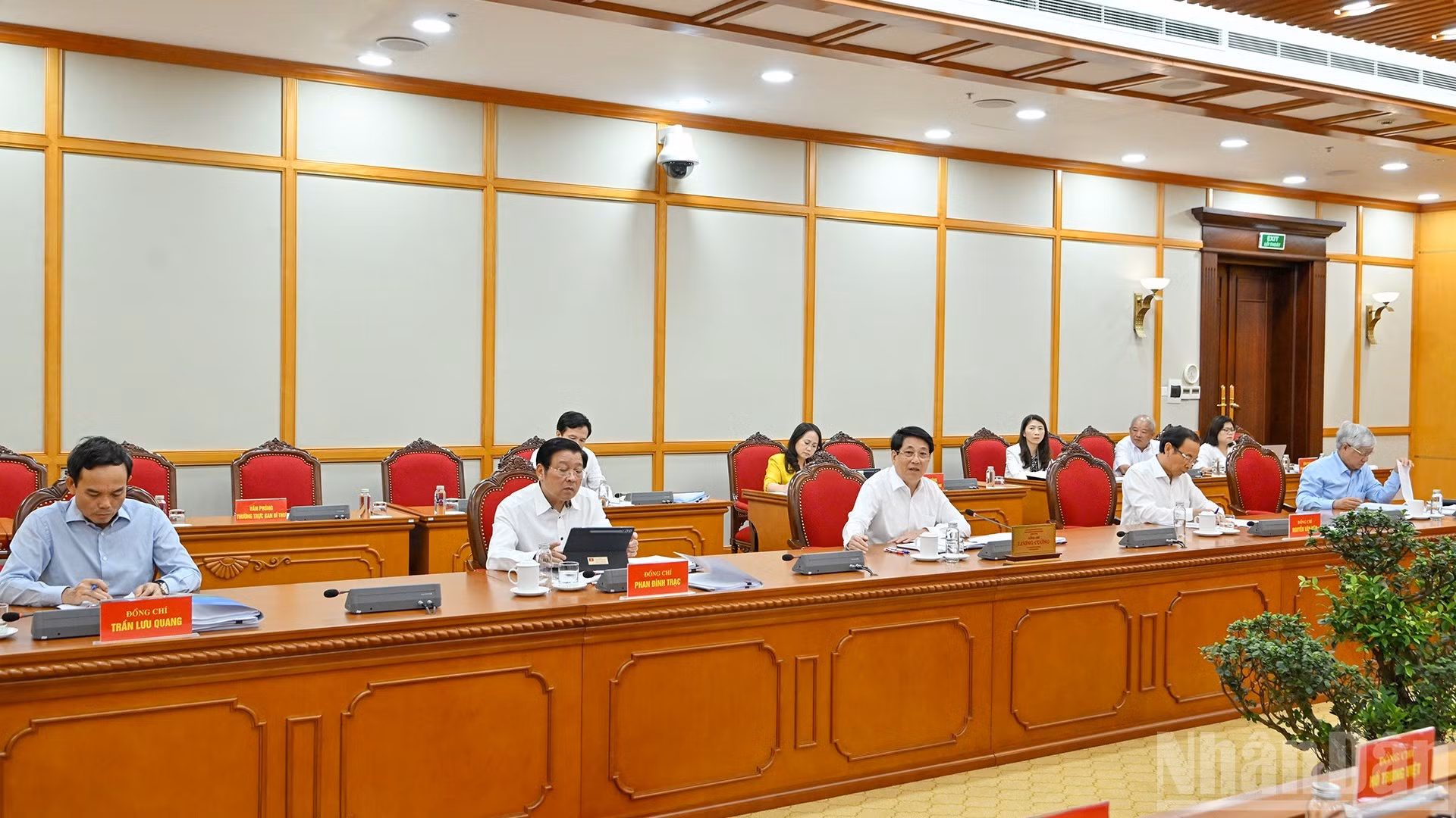 Le groupe de travail du Bureau politique examine les plans des Congrès du Parti de Ca Mau et Hung Yen 