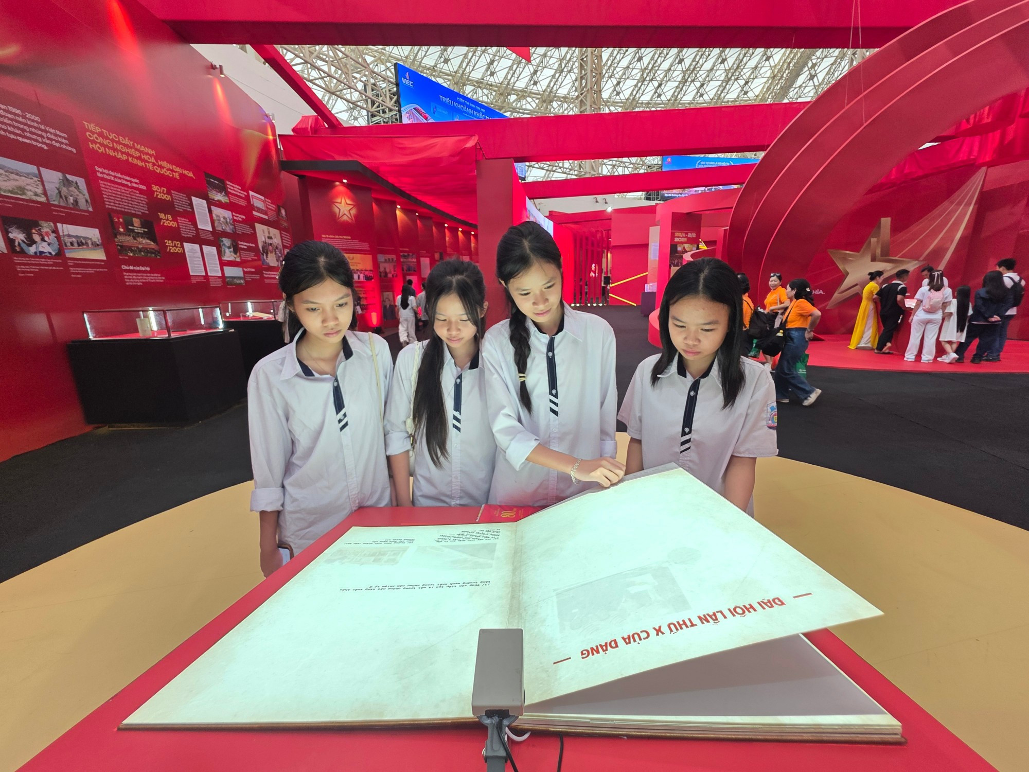 Les élèves ont affirmé que, si l’histoire leur était enseignée à travers de tels livres interactifs, ils retiendraient les connaissances plus aisément. Photo : NDEL. libre-point-fort.jpg