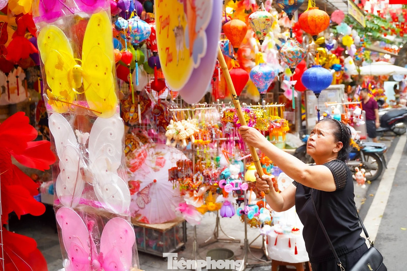 Une commerçante a indiqué que la plupart des produits proposés relèvent de l’artisanat local, à côté de quelques modèles d’importation chinoise. Photo : TPO. hang-ma-9.jpg