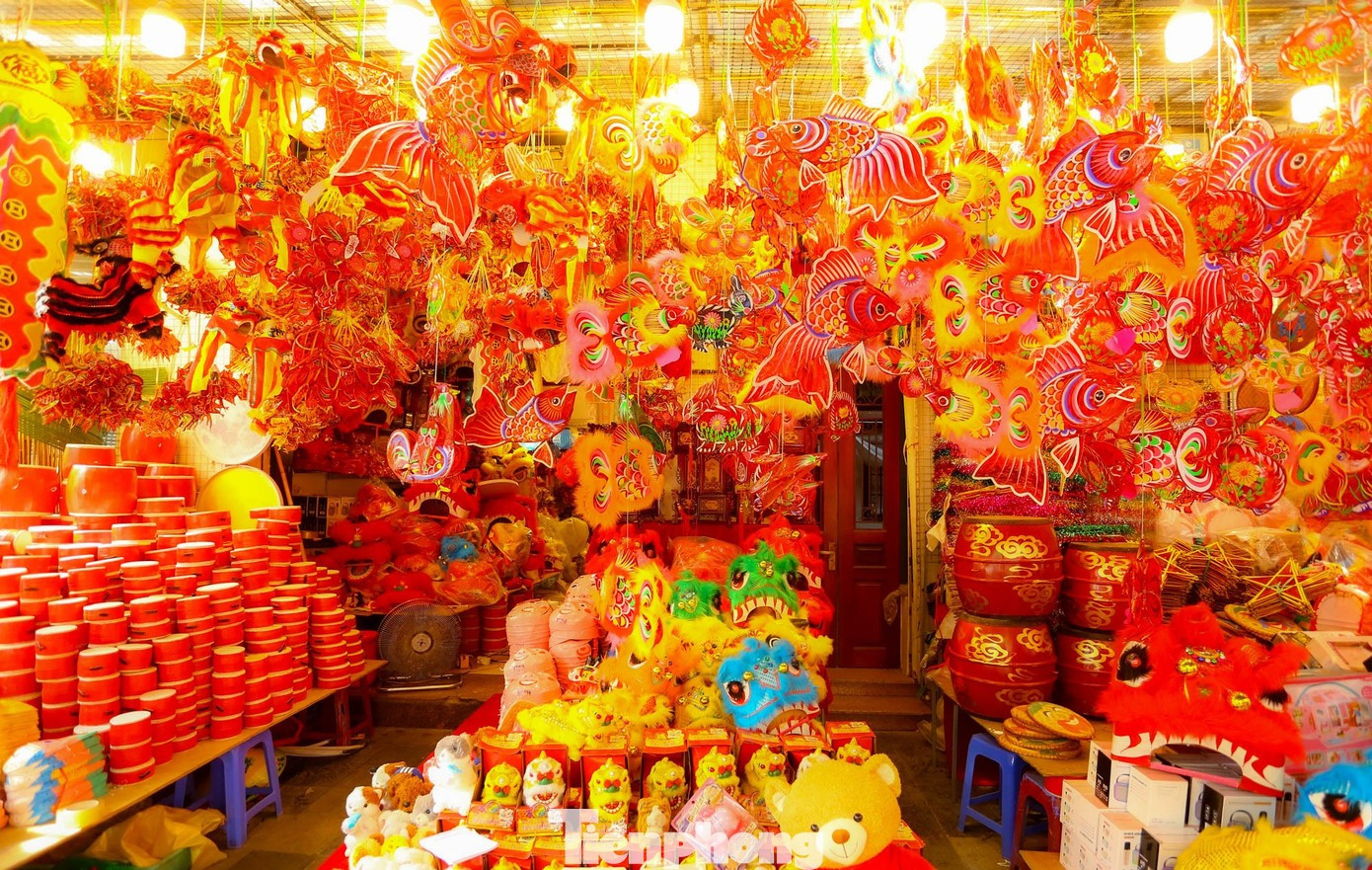 Cette année, jouets et décorations de la fête se déclinent dans une grande variété de modèles, de couleurs et de formes attrayantes. Photo : TPO. hang-ma-1.jpg