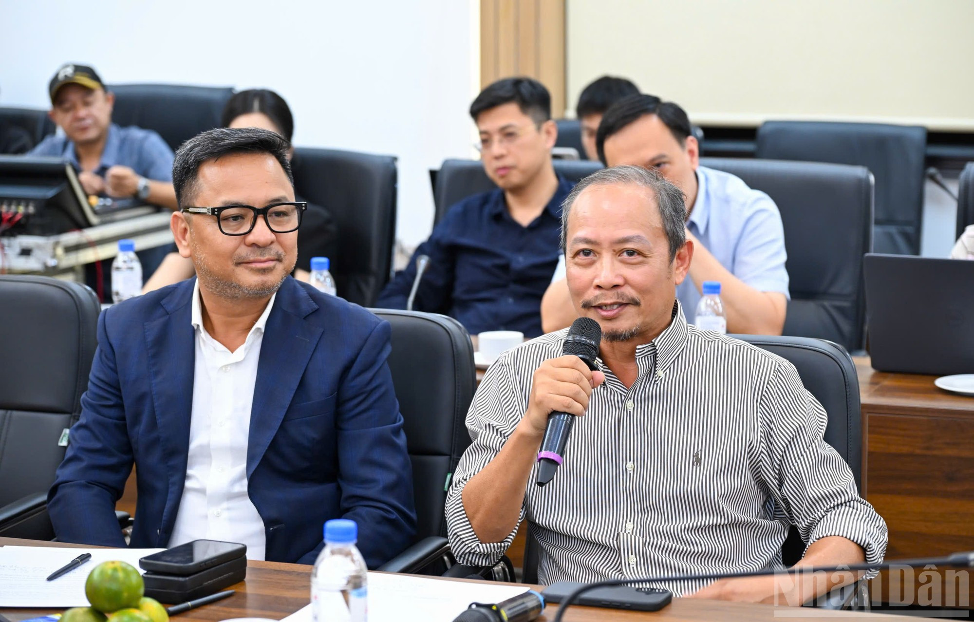 Le directeur artistique Pham Hoang Nam (droite) et le président d’IB Group Nguyen Thuy Duong. pham-hoang-nam-2.jpg