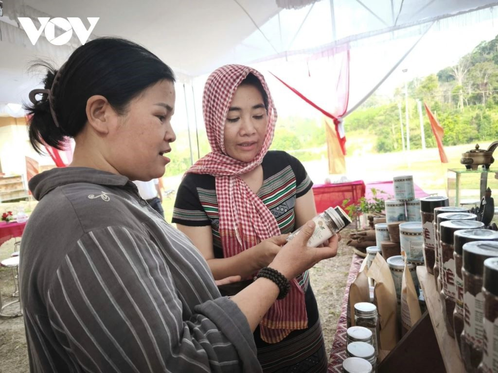 Les produits de la Coopérative An Lao à base de cannelle portent désormais le label OCOP. Photo : VOV. que-ocop.jpg