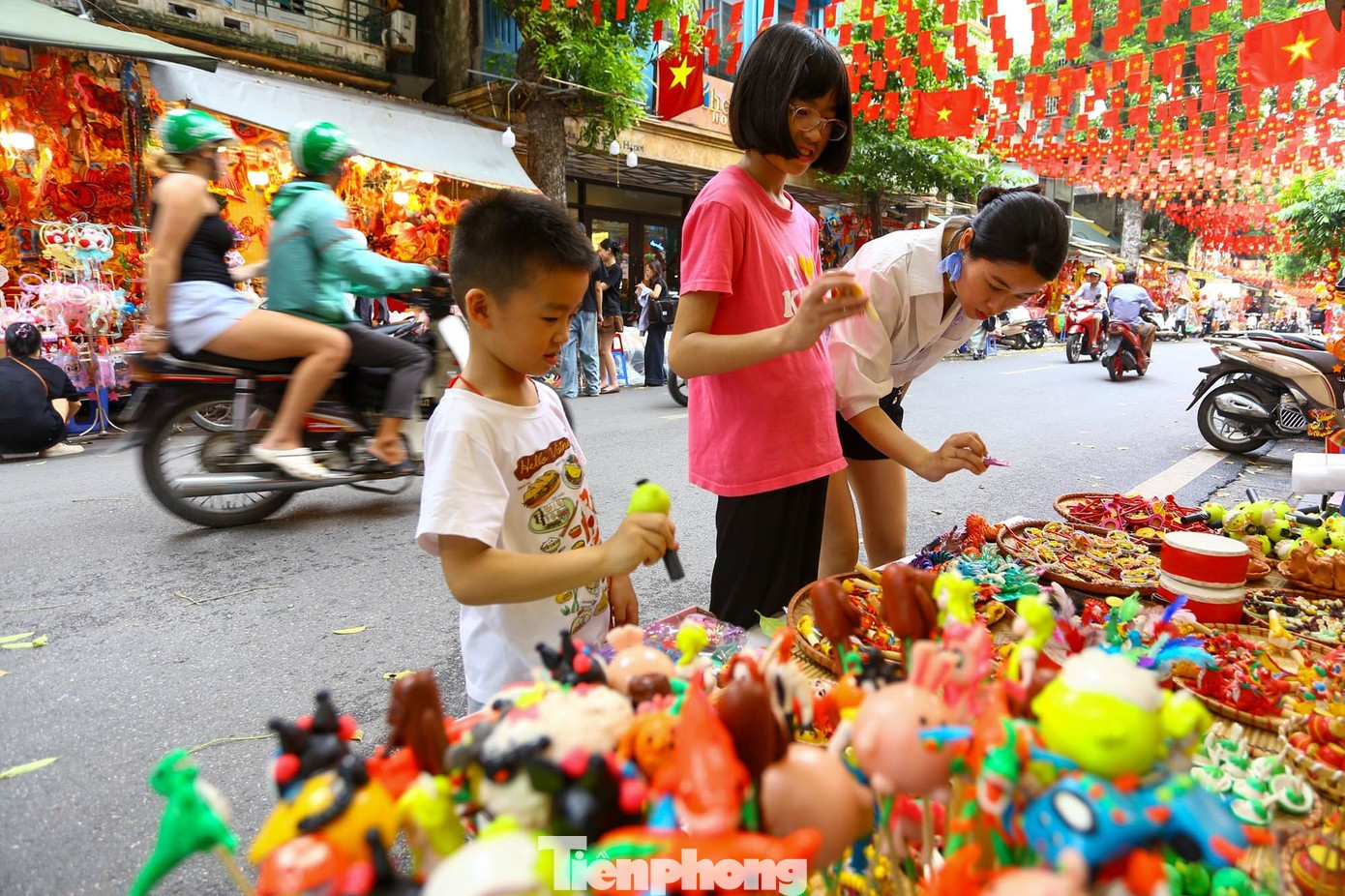 Des enfants s’enthousiasment pour les jouets proposés. Photo : TPO. hang-ma-enfant.jpg