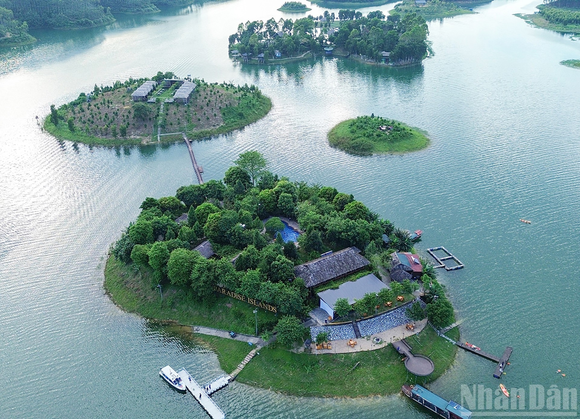 Vue panoramique du complexe hôtelier Thac Ba Paradise. lac-paradise.jpg