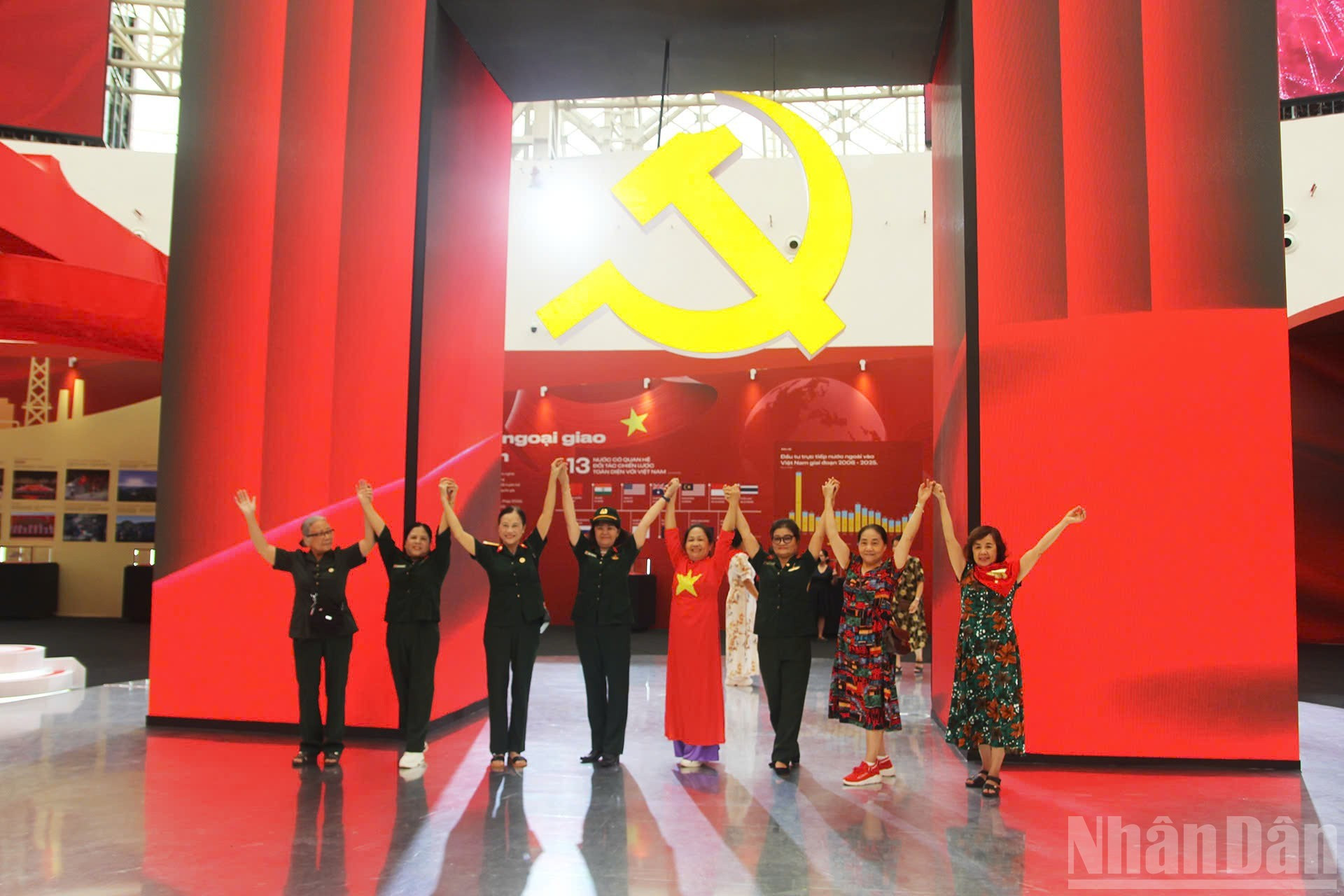 Au milieu de la foule enthousiaste, chacun apporte sa propre perspective et ses émotions, mais tous se rejoignent dans une même confiance et une même fierté envers le Parti communiste du Vietnam (PCV), la nation et le peuple. visiteus-final.jpg