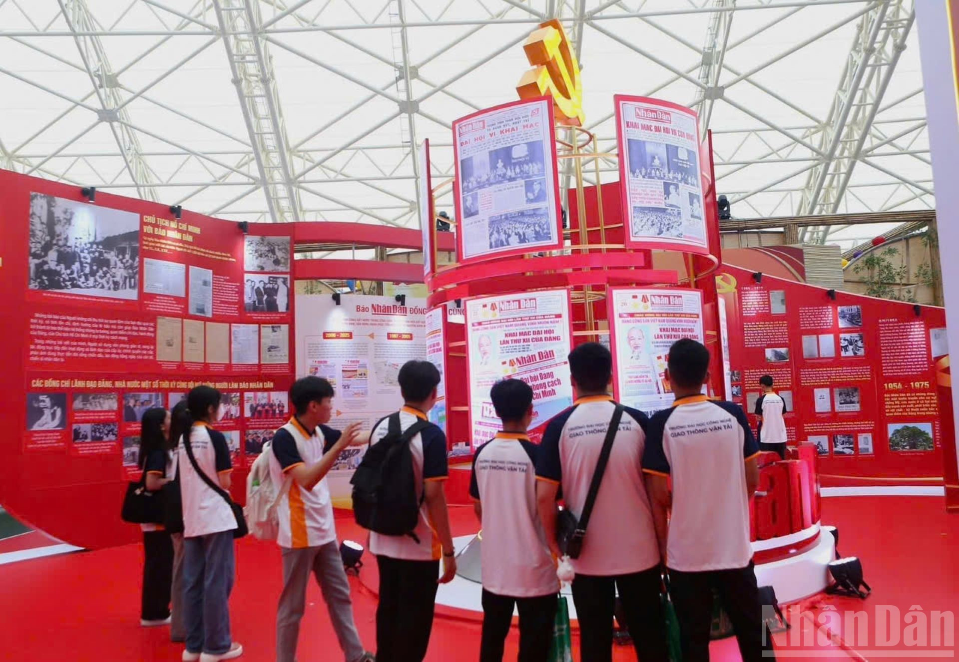 Les jeunes ont visité le stand du Journal Nhân Dân - organe central du Parti communiste du Vietnam, et voix du Parti, de l’État et du peuple vietnamien. sv-nd-1.jpg