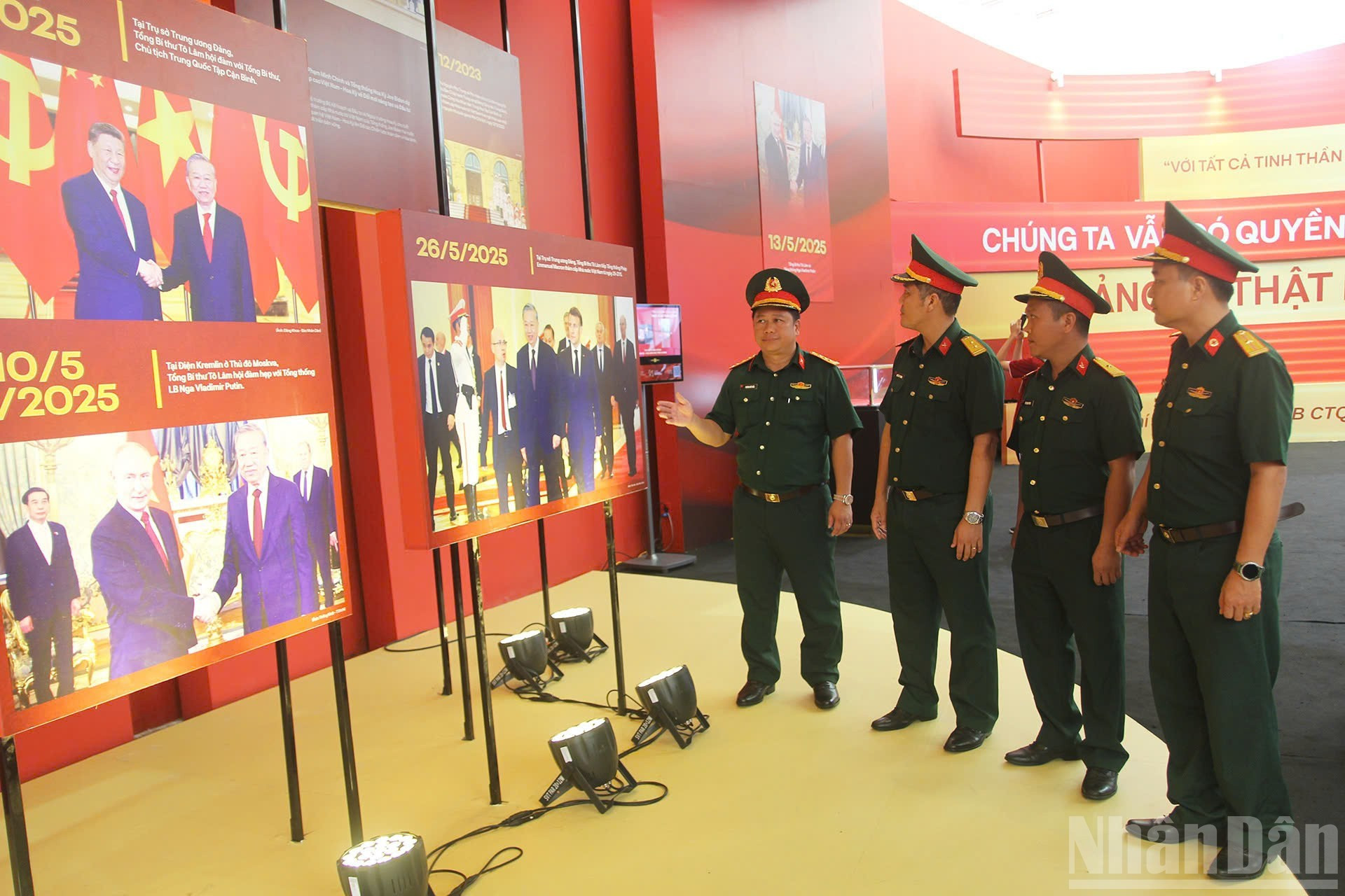 Des cadres et officiers de la Division 3 (Corps d’armée 1) visitent l’exposition. Photo : NDEL.
