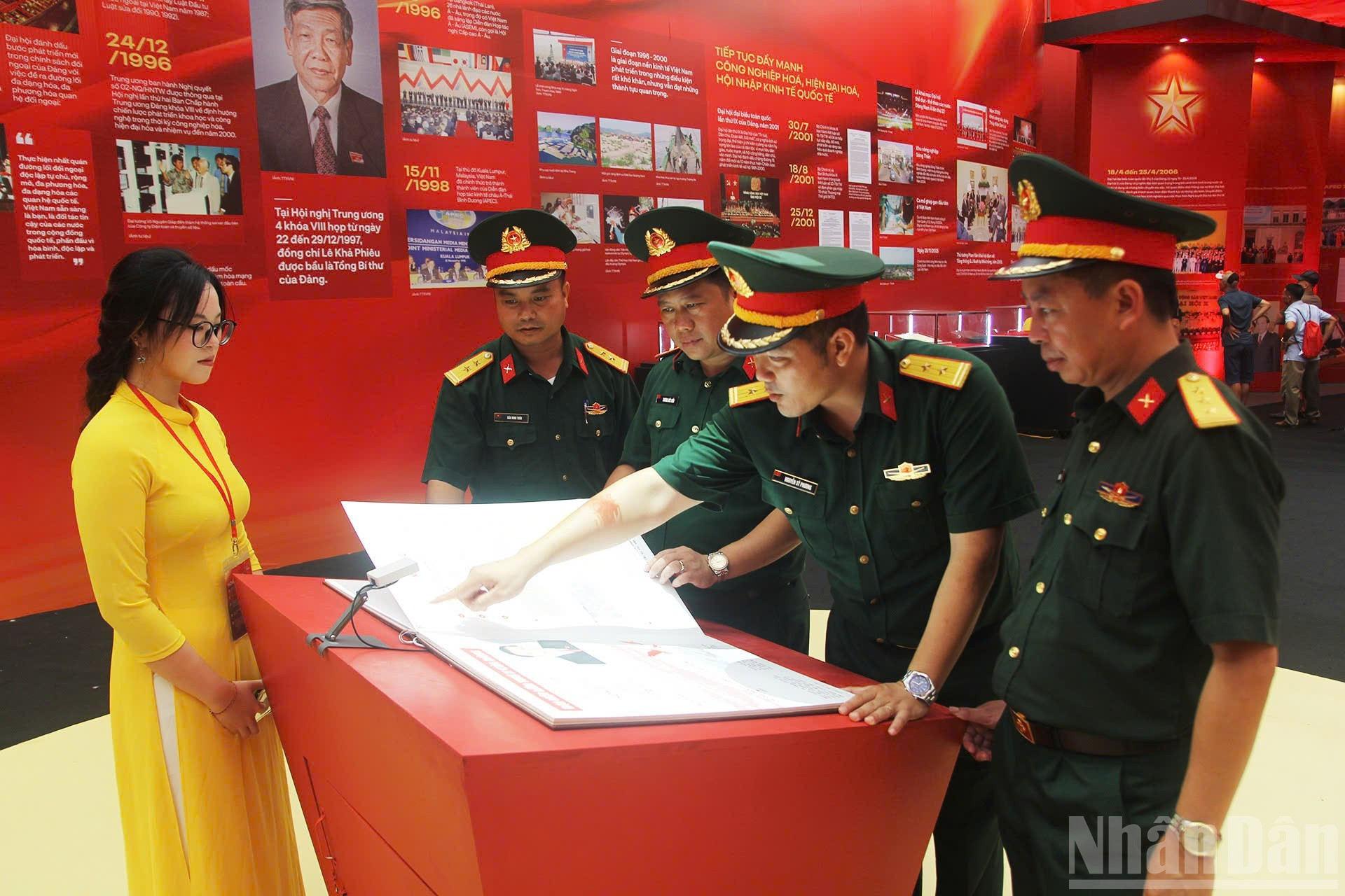 Des cadres et officiers de la Division 3 (Corps d’armée 1) visitent l’exposition. Photo : NDEL. si-quan-su-doan-3-3790.jpg