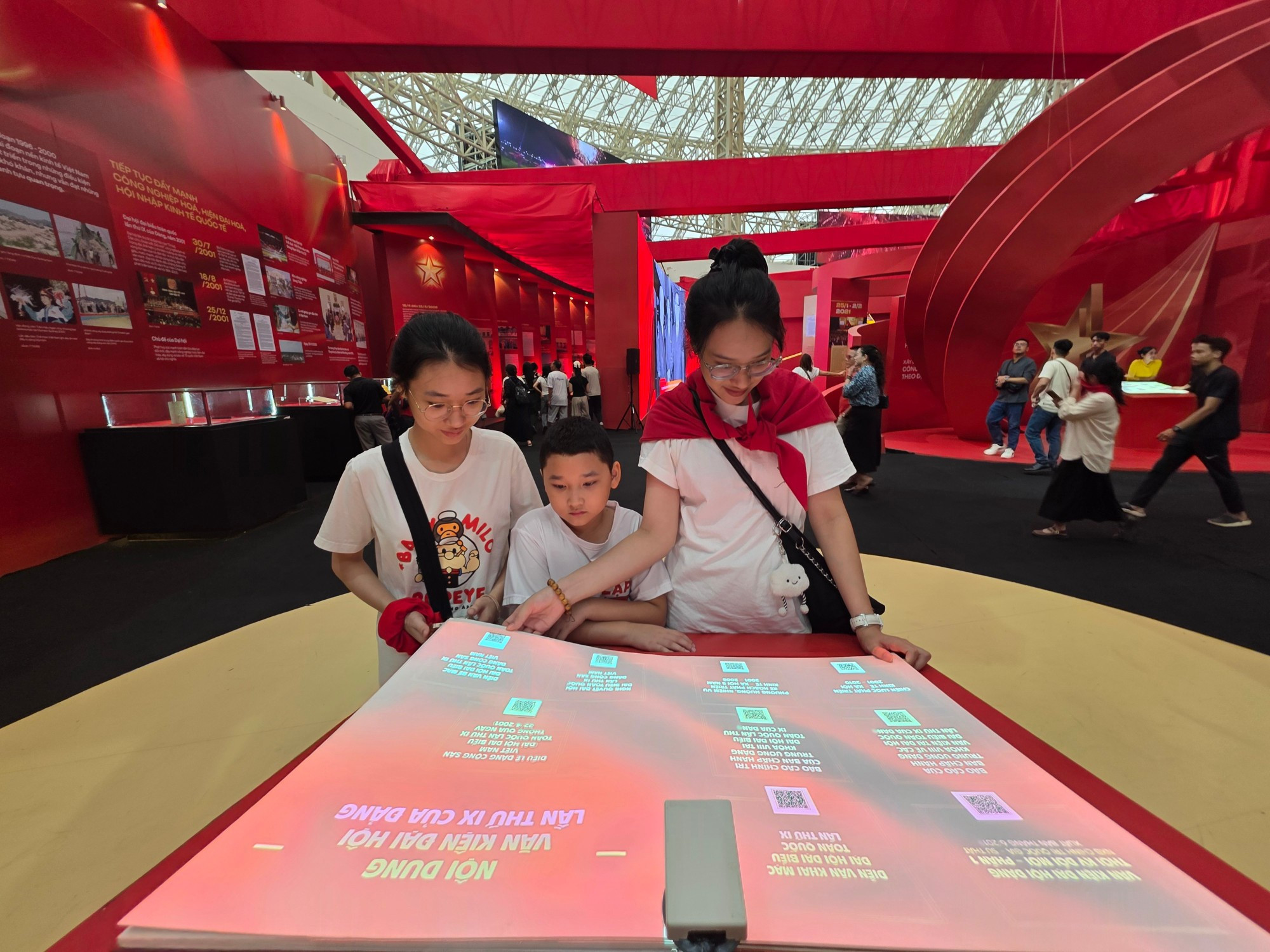 Une immersion dans le livre interactif en mapping à l’exposition « 95 ans – le drapeau du Parti éclaire la voie ». Photo : NDEL. livre-mapping.jpg