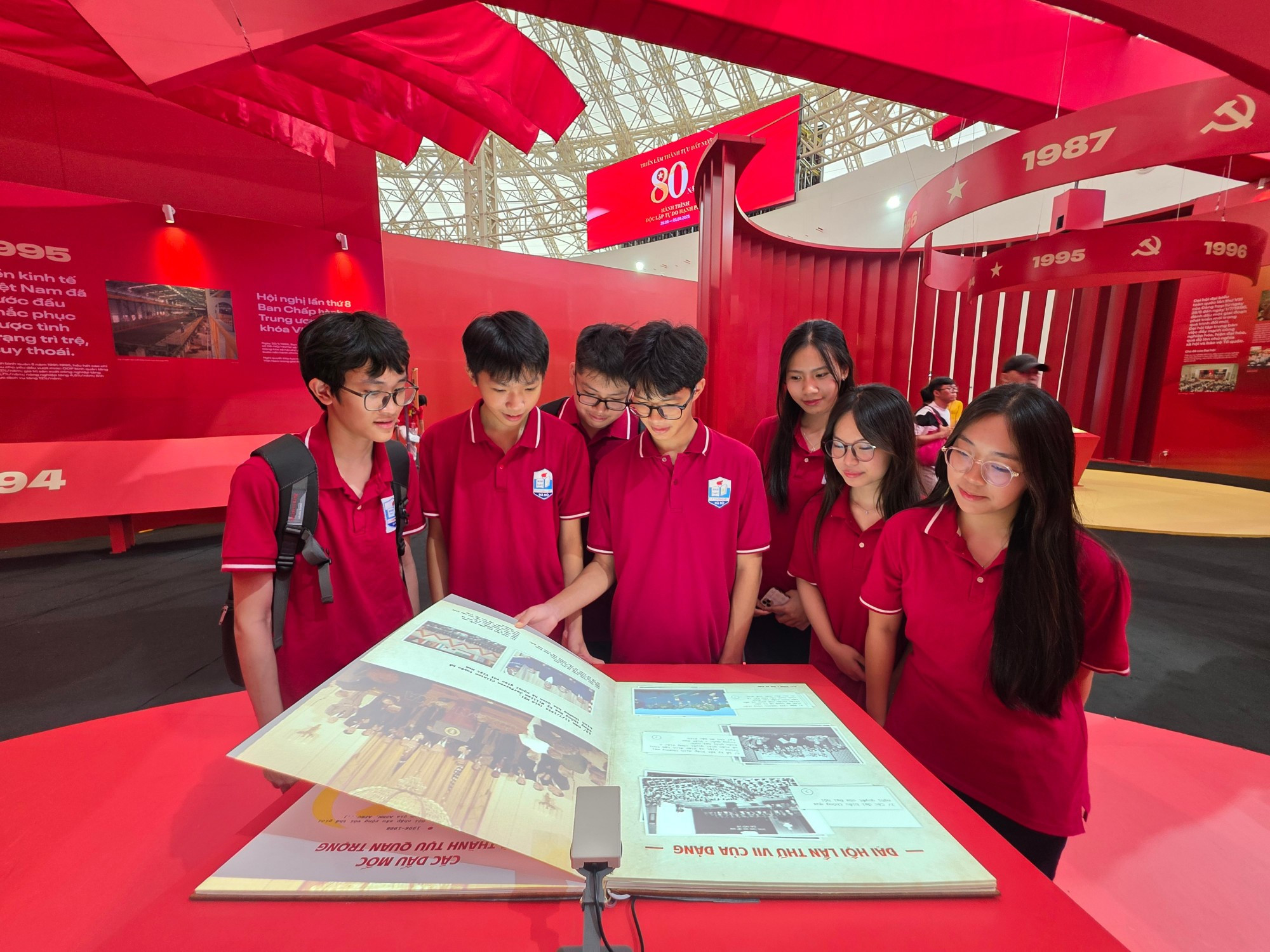 Les élèves du lycée Ly Thuong Kiet (Hanoi) se sont plongés avec passion dans l’exploration de cet ouvrage. Photo : NDEL. livre-ly-thuong-kiet.jpg