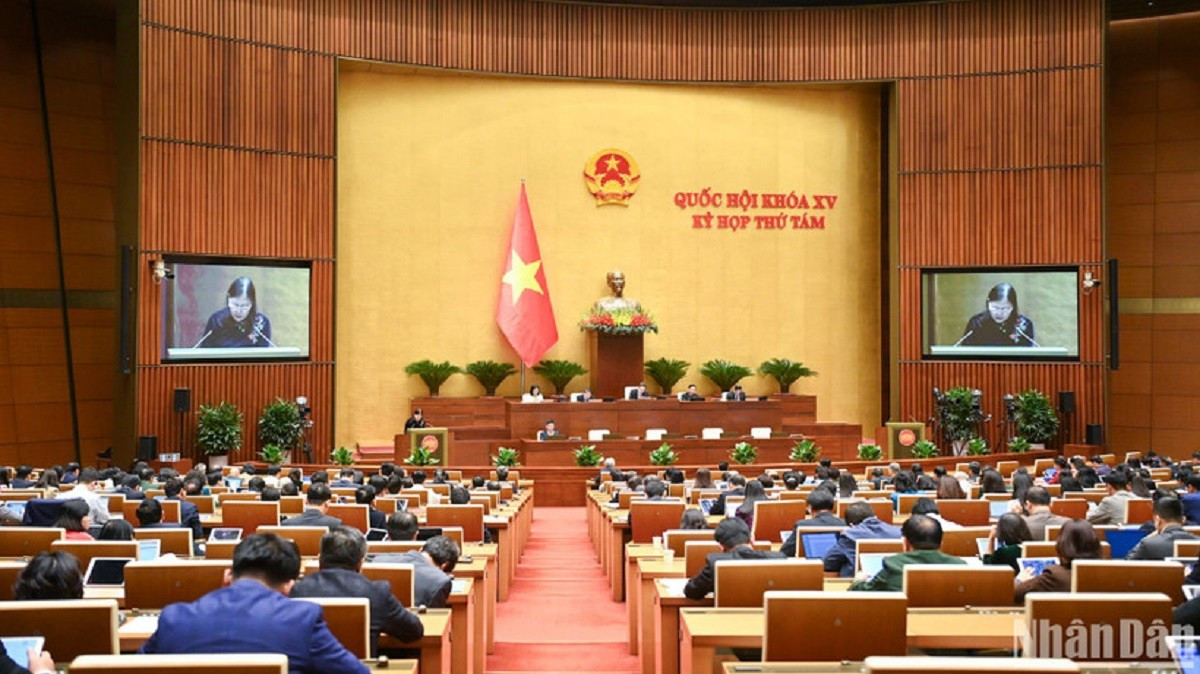 Dans le cadre de sa 8e session, l'Assemblée nationale du Vietnam (15e législature) a adopté le 28 novembre 2024 la Loi relative à la prévention et à la lutte contre la traite d’être humains (version amendée). Photo : NDEL. image-loi.jpg